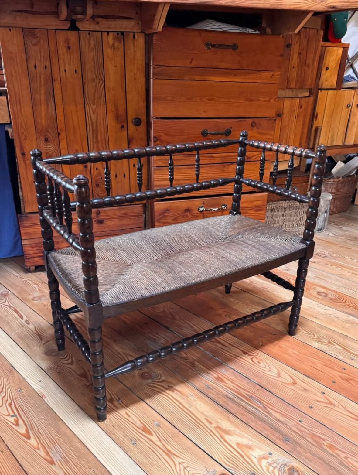 Rare English bobbin turned bench with rush seat 1920, Enlèvement