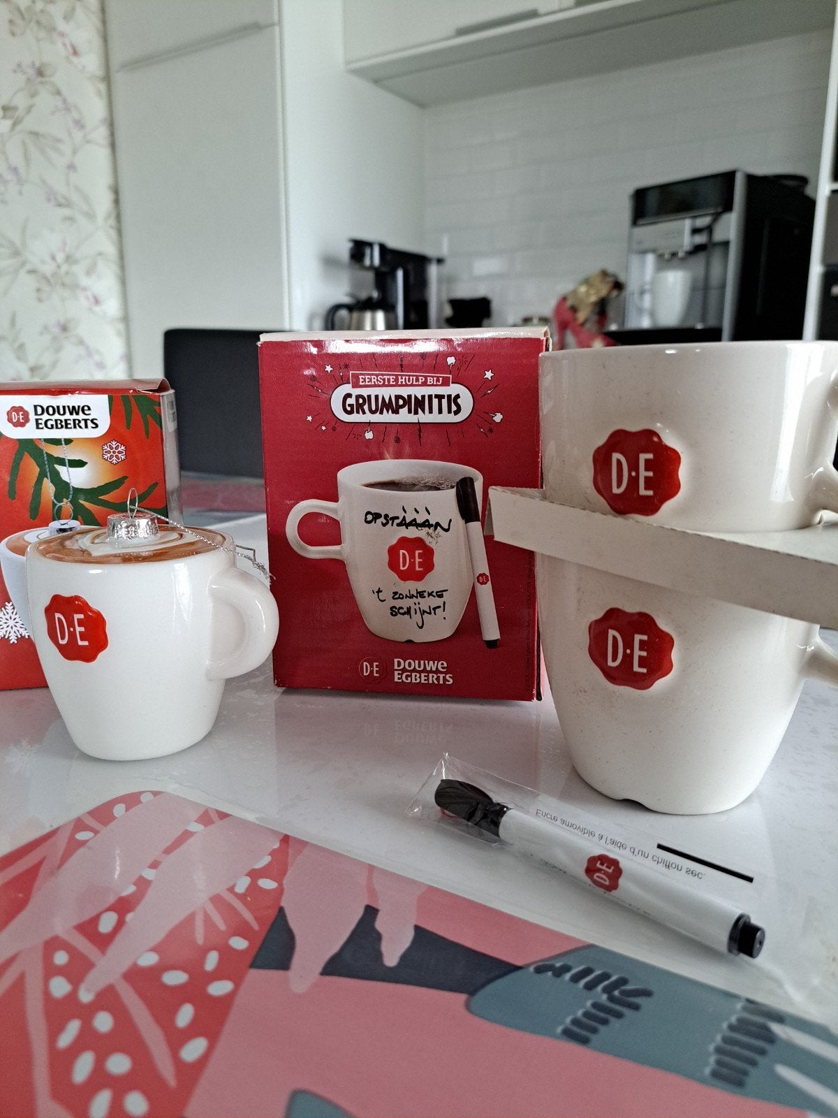 Douwe Egberts 2 opschrijfkoppen en stift en kerstbol in verp, Enlèvement ou Envoi