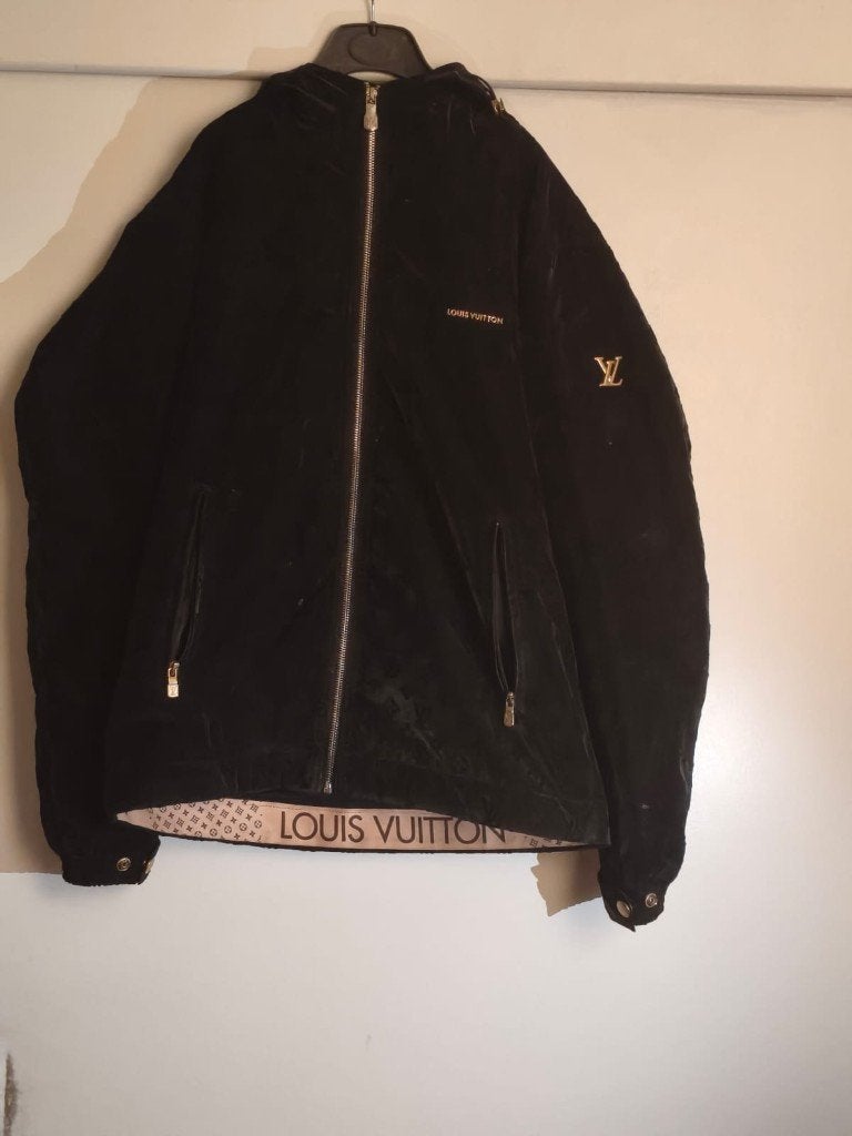 Veste à capuche Louis Vuitton en velours noir, Vêtements | Hommes, Enlèvement, Porté, Louis Vuitton, Taille 46 (S) ou plus petite