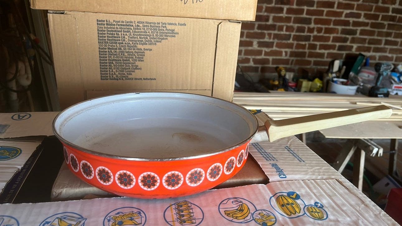 Vintage pan rood, Huis en Inrichting, Keuken | Potten en Pannen, Geschikt voor inductie, Ophalen, Gebruikt, Koekenpan