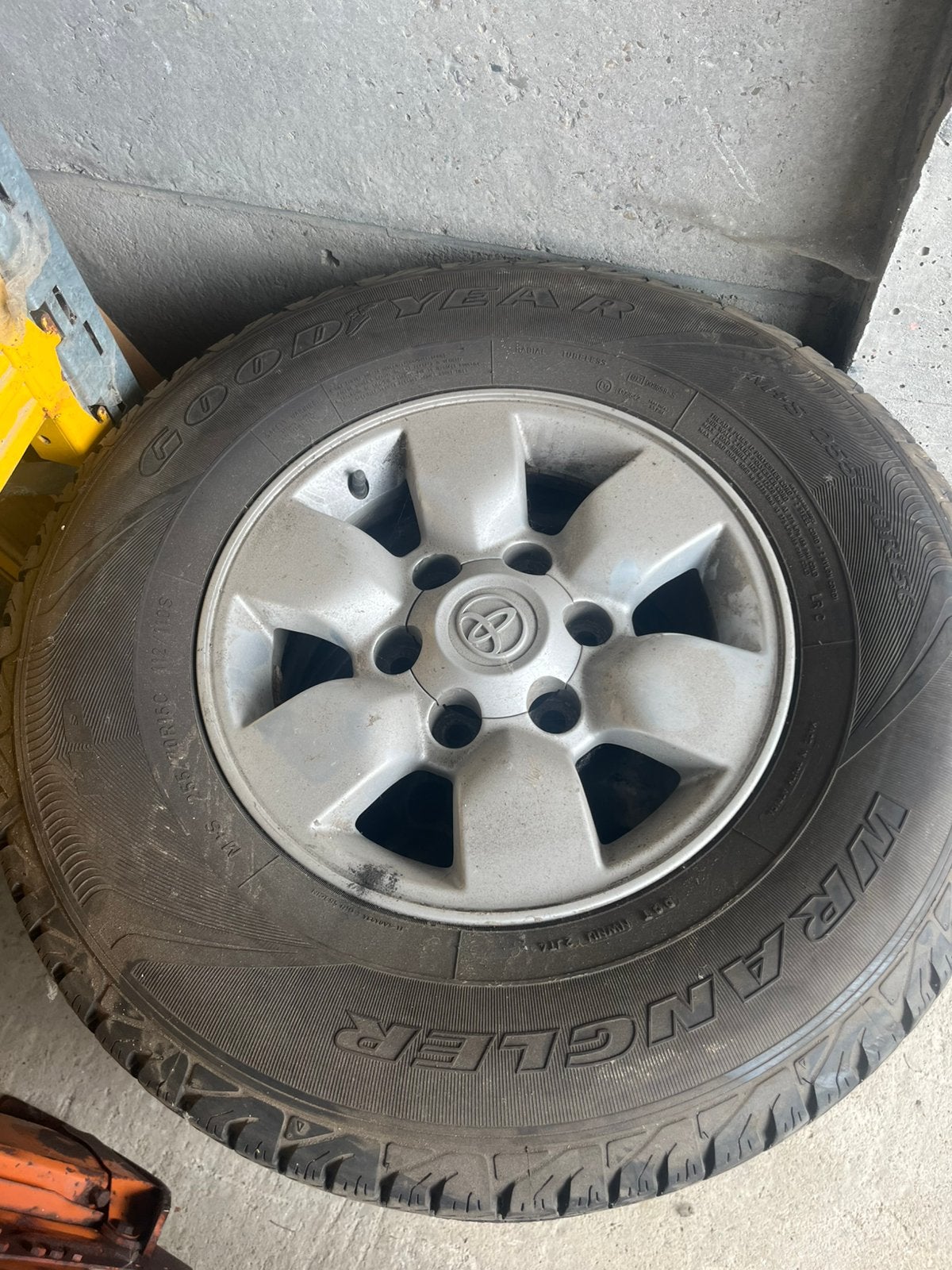 Toyota hilux velgen +banden, Ophalen of Verzenden, Band(en)