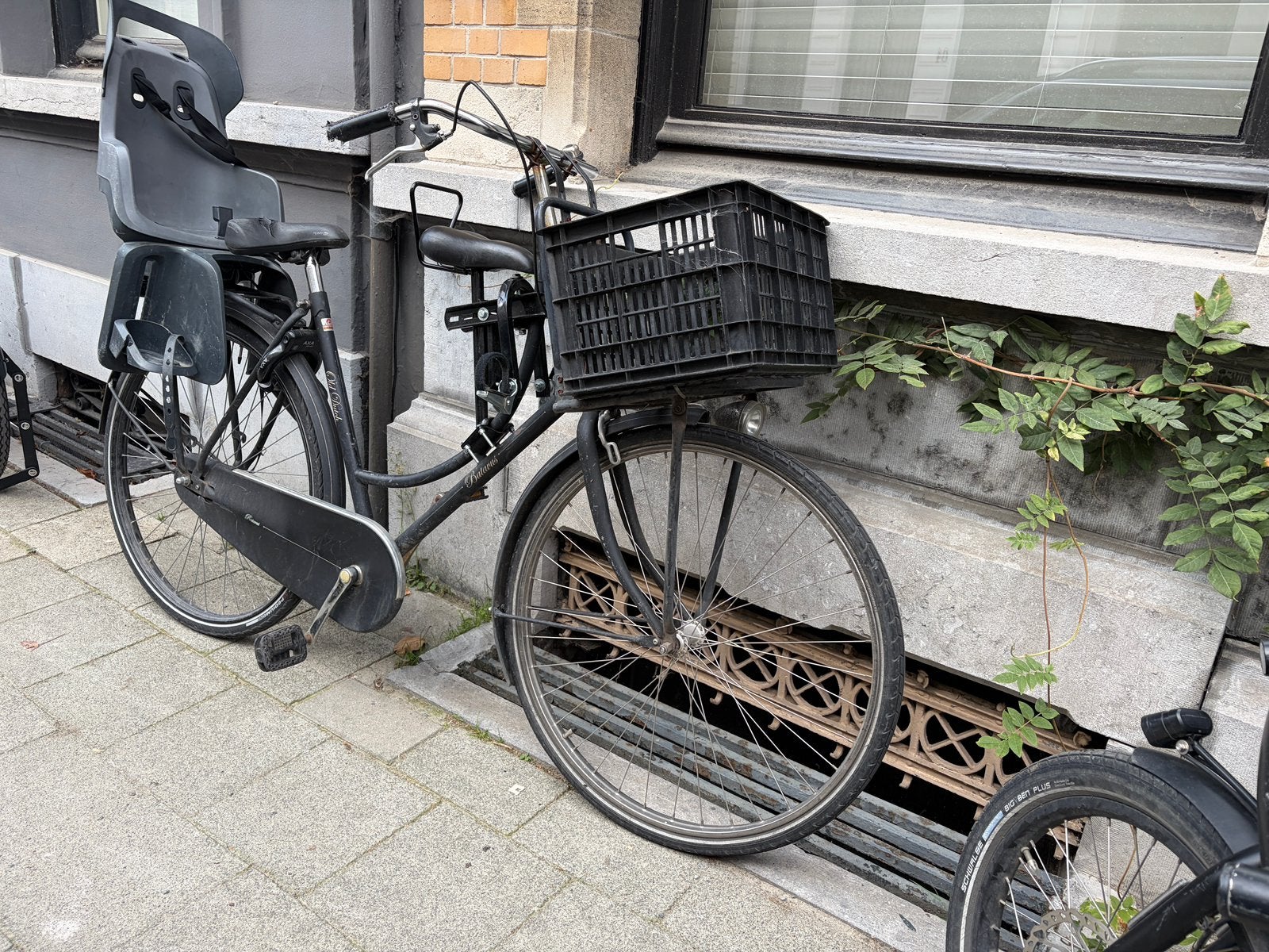 Dames fiets met twee kinderzitjes en kratje, Fietsen en Brommers, Ophalen, Zo goed als nieuw
