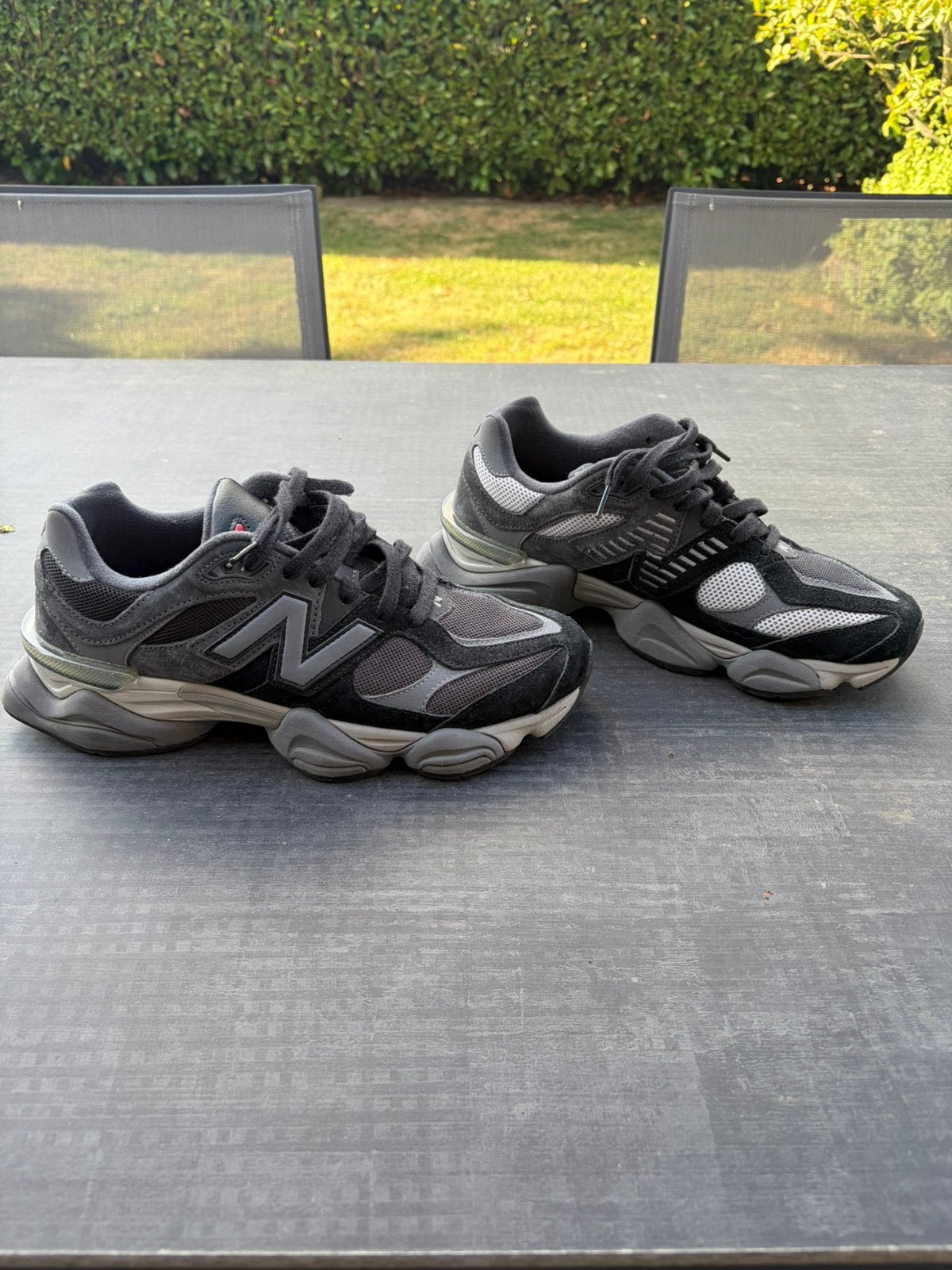 New Balance 9060 black (taille 43), Sport en Fitness, Korfbal, Ophalen, Nieuw
