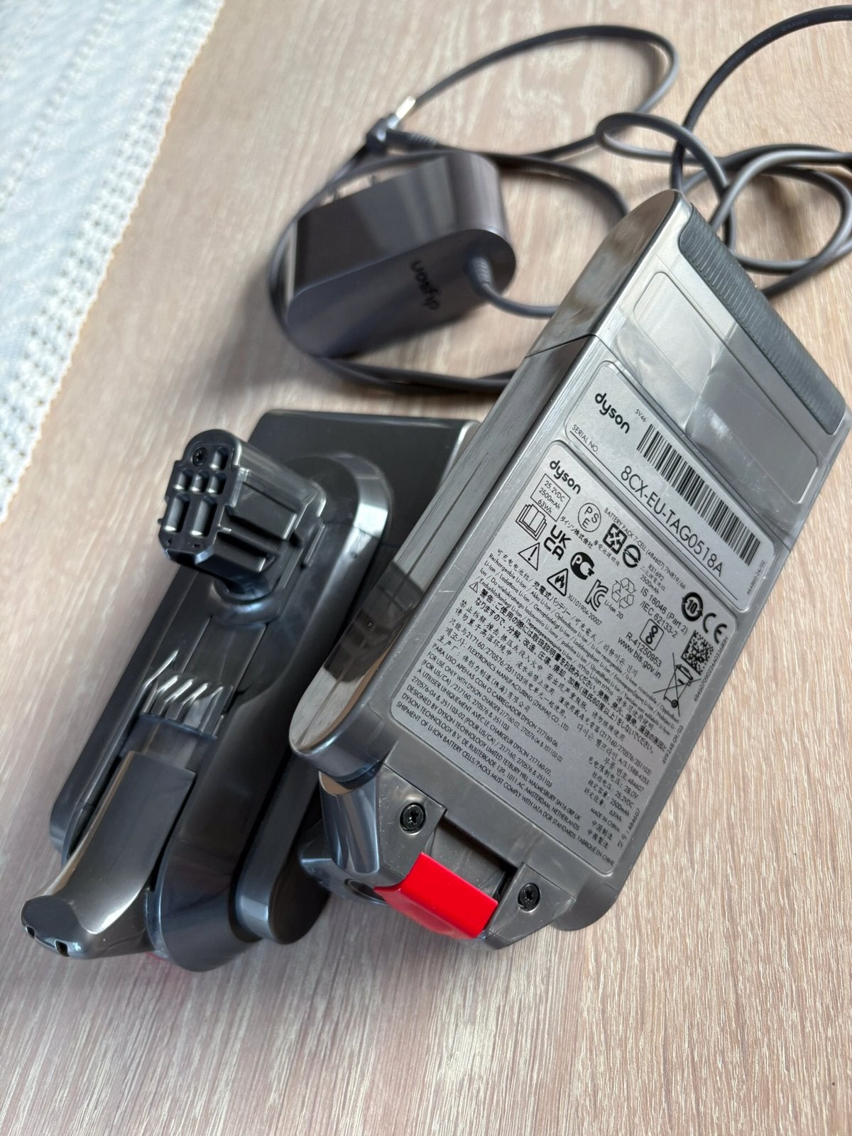 2 dyson batterijen van V12 Detect Slim Absolute, Elektronische apparatuur, Stofzuigers, Ophalen, Zo goed als nieuw, Steelstofzuiger