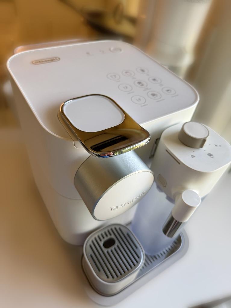Nespresso by De'Longhi Capsulemachine – Wit – Amper gebruikt, Koffiepads en cups, Ophalen of Verzenden, 1 kopje, Afneembaar waterreservoir