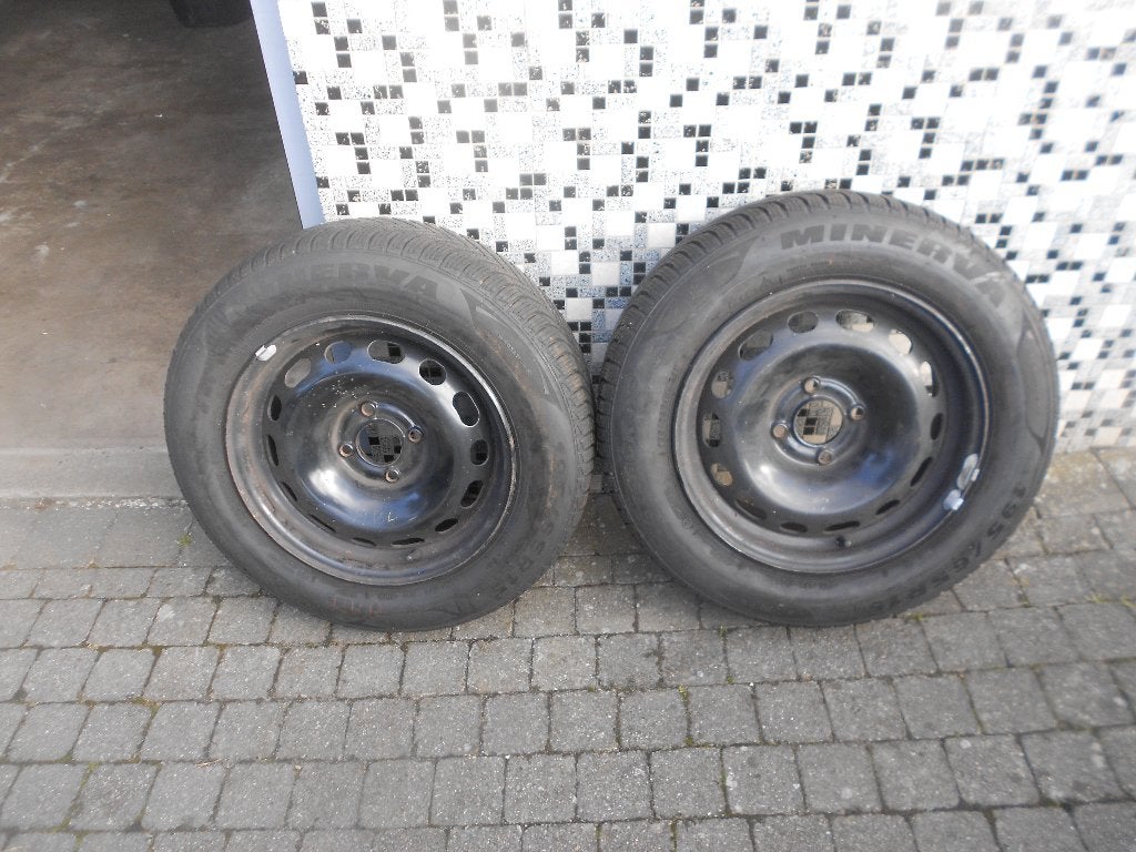 2 pneus hiver minerva 195/65 R 15 peu servi + 2 pirelli, Autos : Pièces & Accessoires, Pneus hiver, Pneu(s), Enlèvement, Utilisé