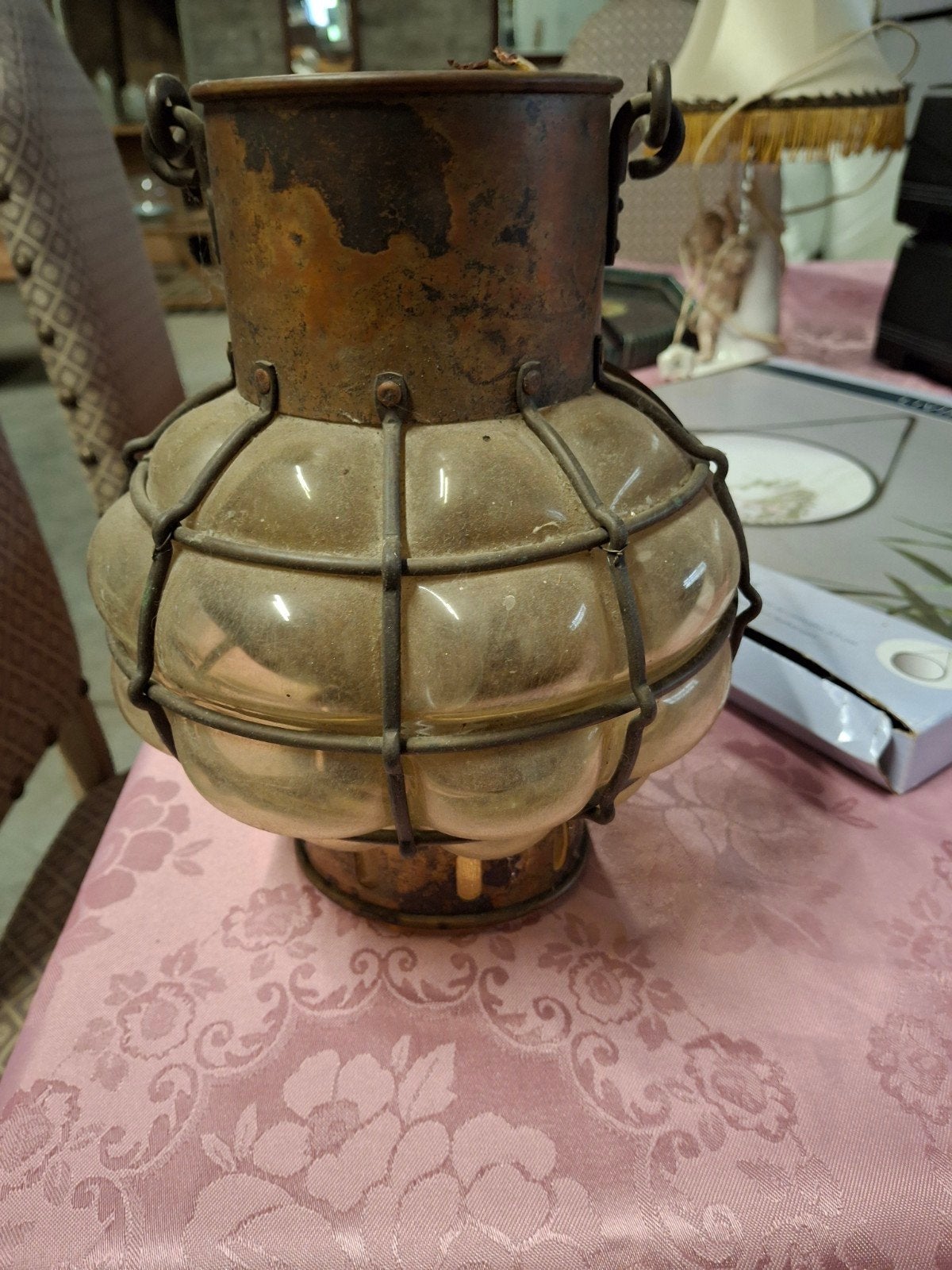 Antieke bolvormige scheepslamp in koper en een metalen kooi, Ophalen