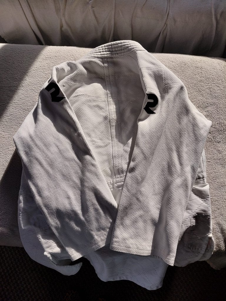 A vendre : Keikogi – Fight Art, Sports & Fitness, Sports de combat & Self-défense, Enlèvement, Utilisé, Taille M, Costume d'arts martiaux