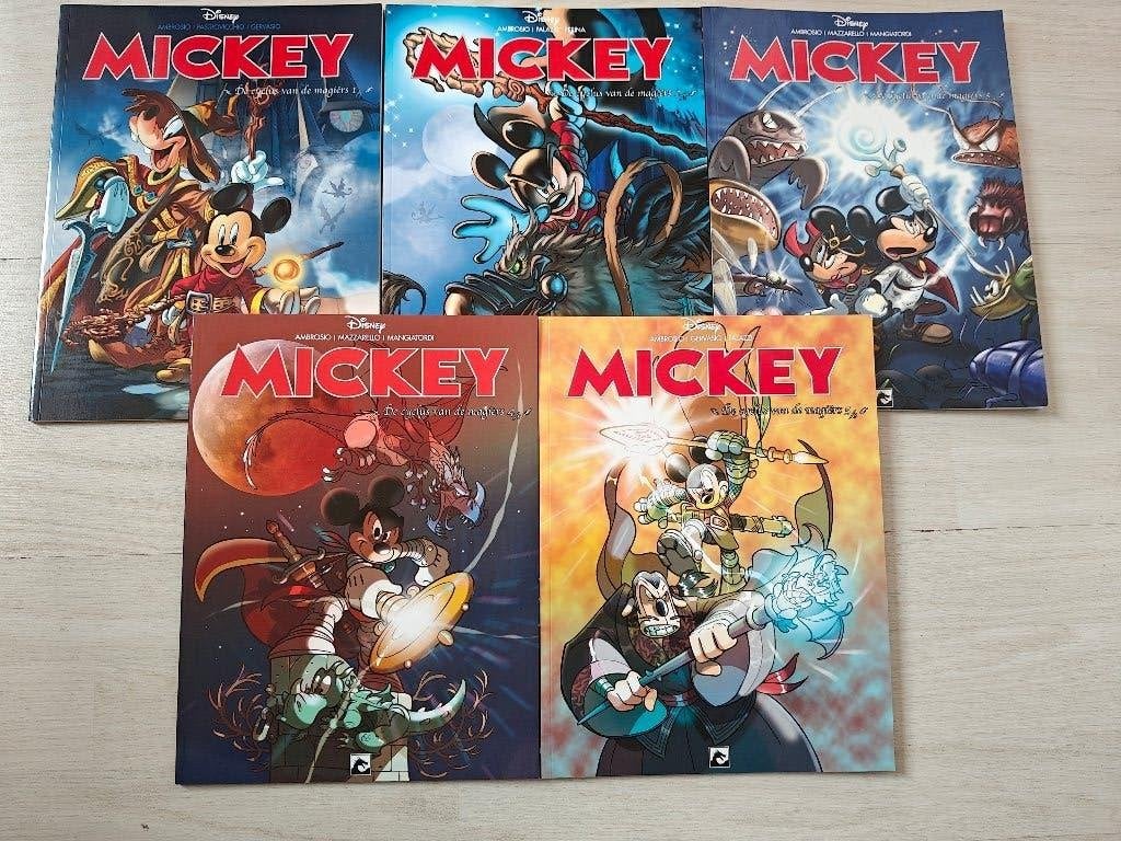 Strips Mickey Mouse De cyclus van de magiërs compleet 1-5, Boeken, Complete serie of reeks, Ophalen of Verzenden, Zo goed als nieuw