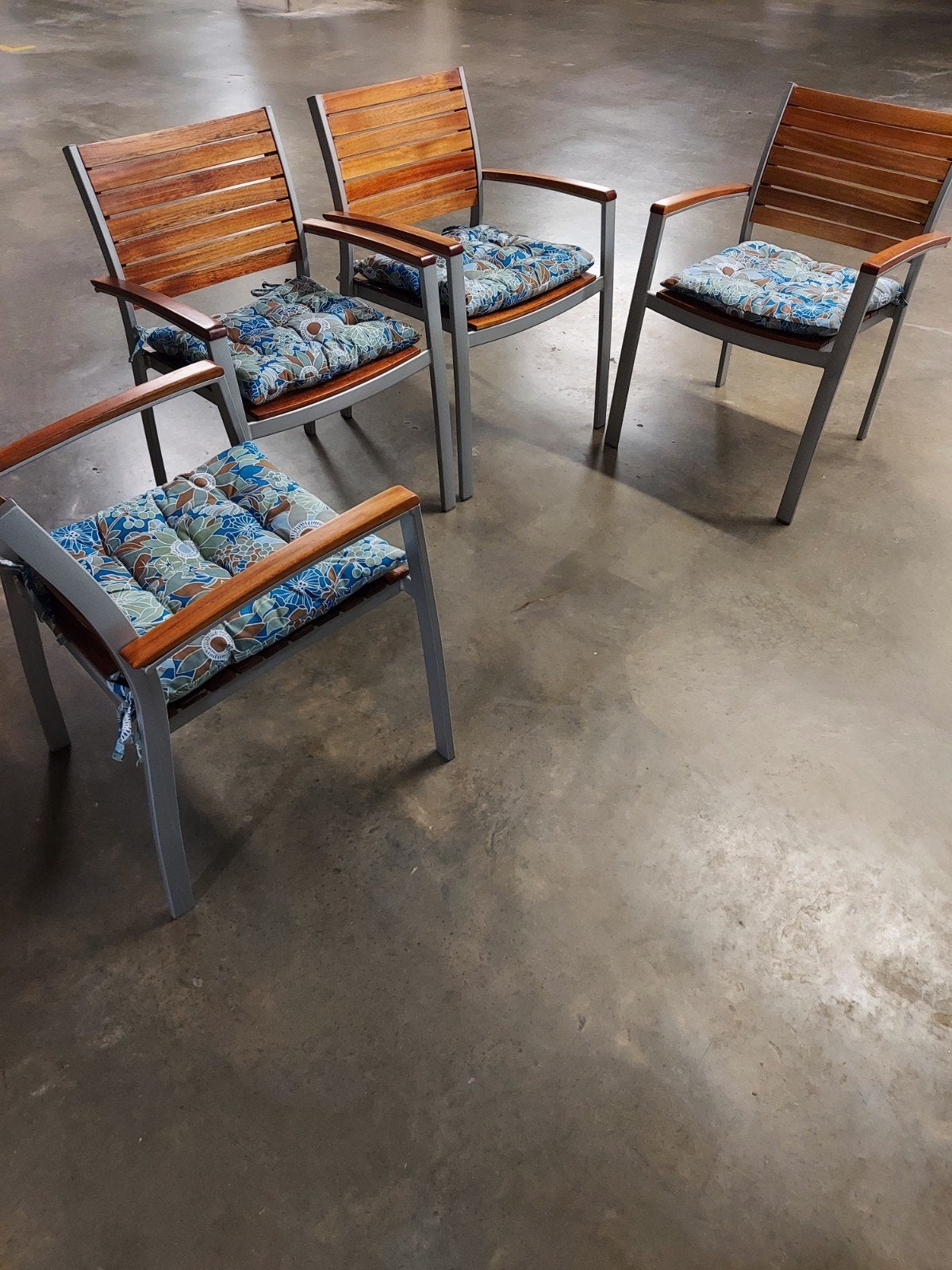 tuinset tafel en 4 stoelen en 4 nieuwe kussens, Ophalen, 4 zitplaatsen, Gebruikt, Aluminium