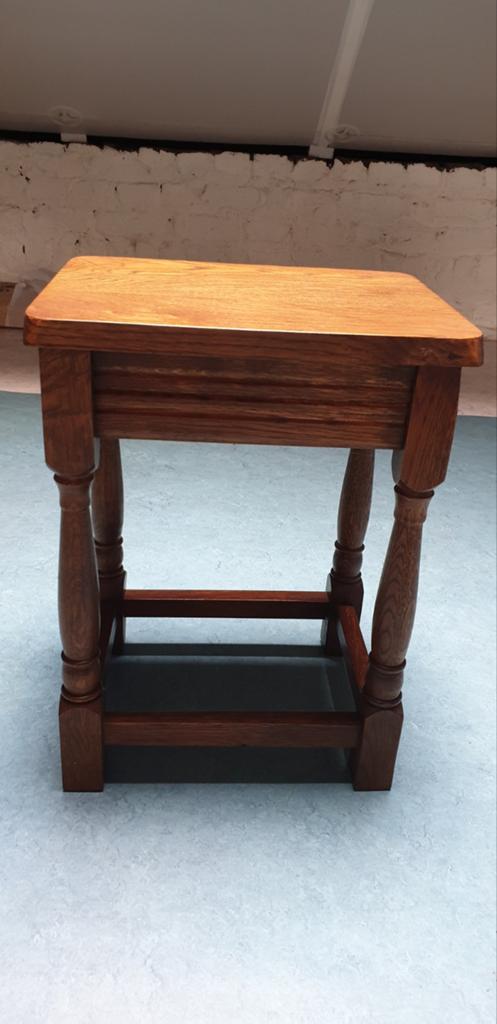 Petite table  en bois, lg 30,5 cm: larg:24 cm, hauteur:41 cm, Ophalen
