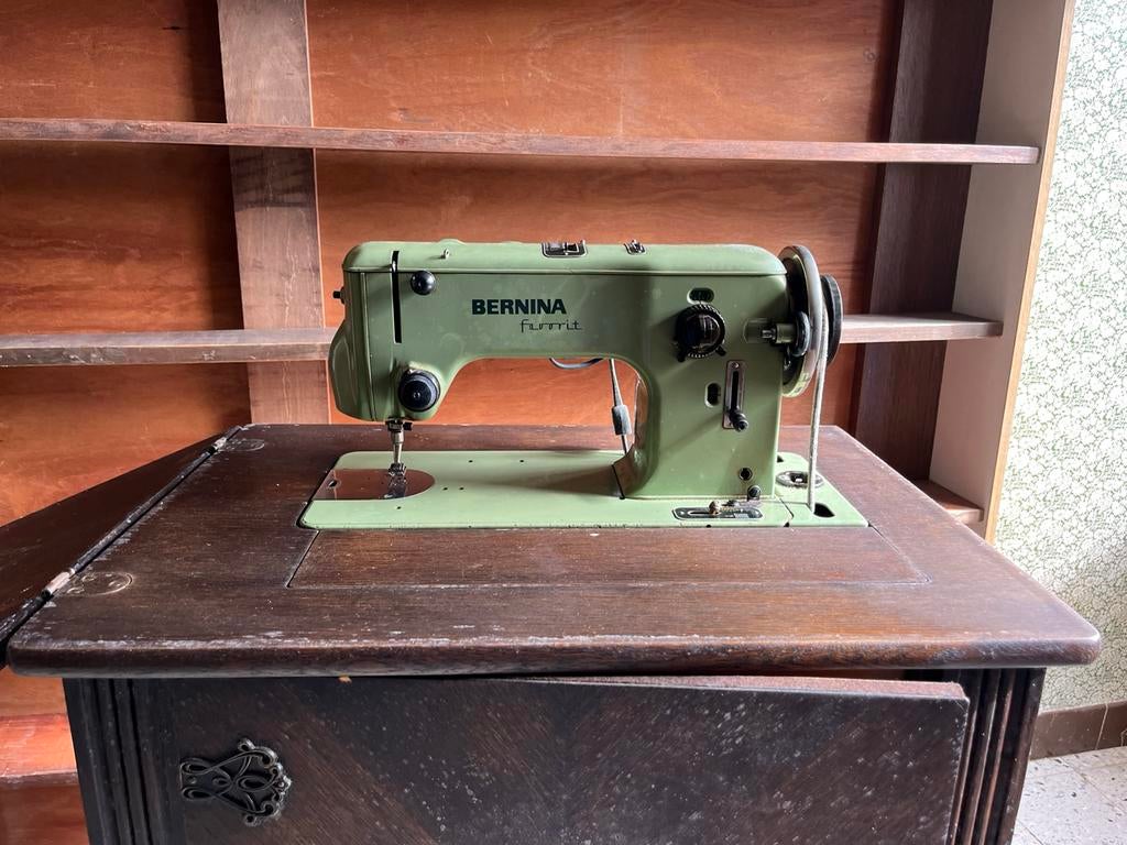 Bernina Favorit- verwerkt in meubel, Ophalen