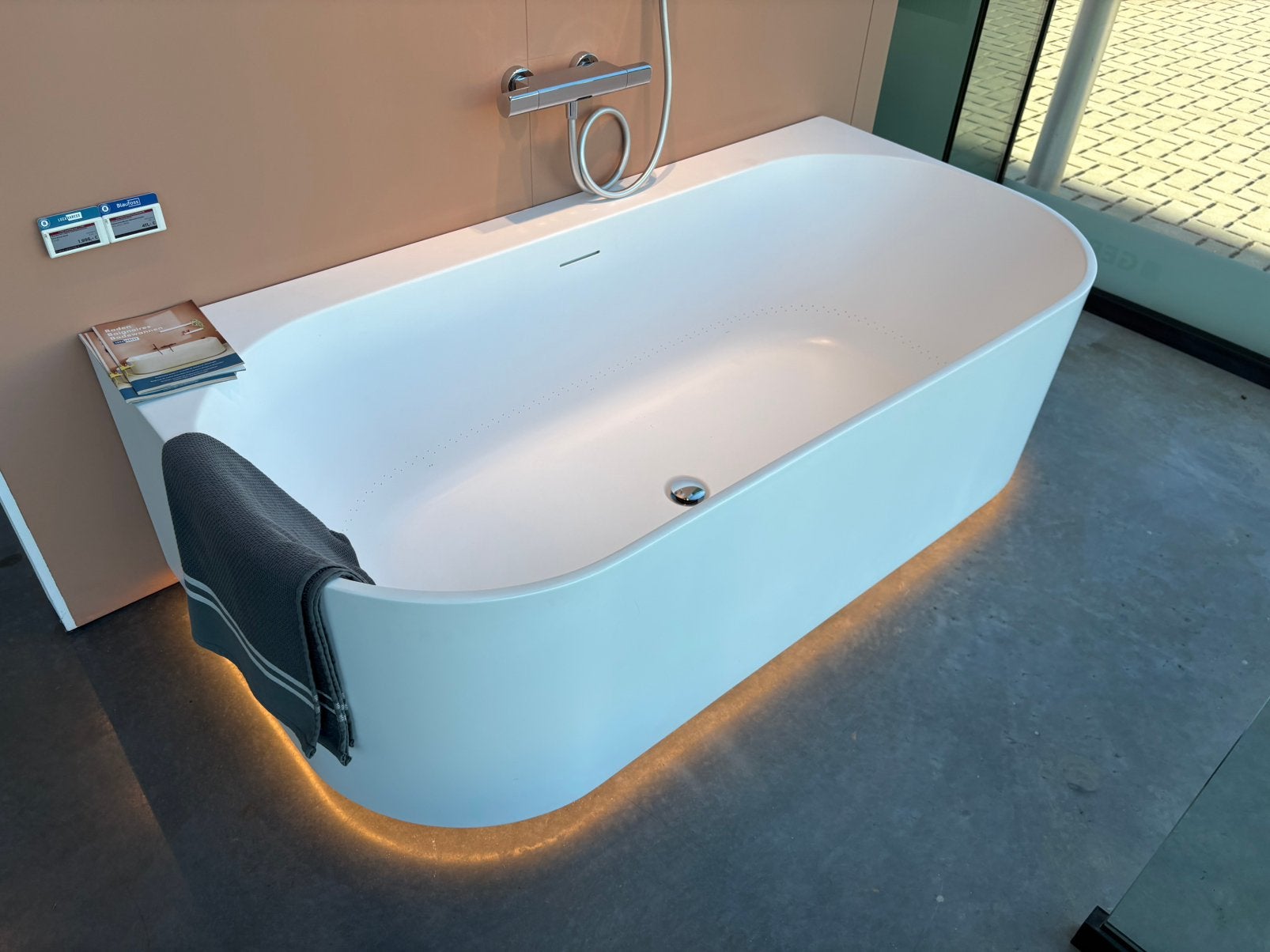 Bain à bulles semi-détaché Luca Varess Laguna LED — 170x85cm, Enlèvement, Utilisé
