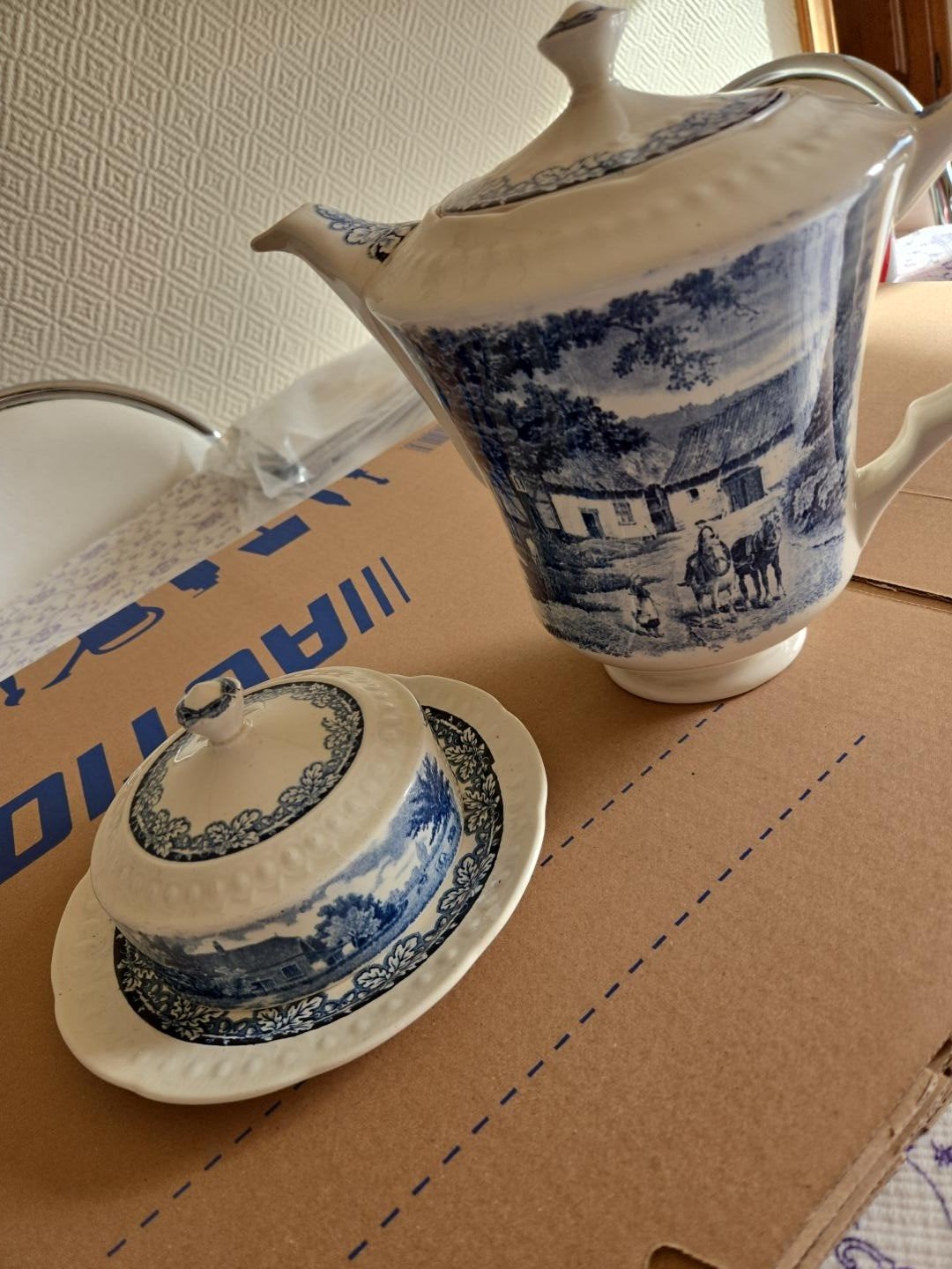 cafetière et sucrier, Enlèvement