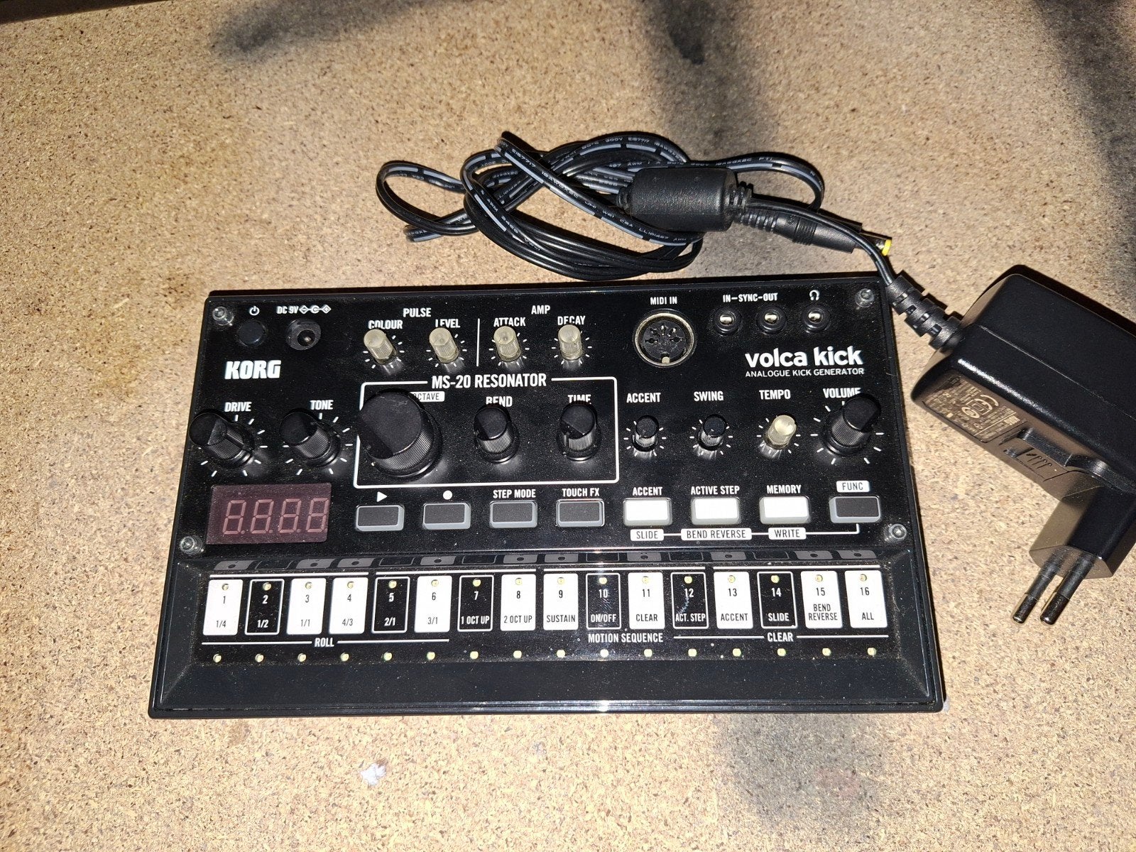 Korg Volca Kick + adapter, Muziek en Instrumenten, Synthesizers, Korg, Zo goed als nieuw, Met midi-aansluiting, Overige aantallen