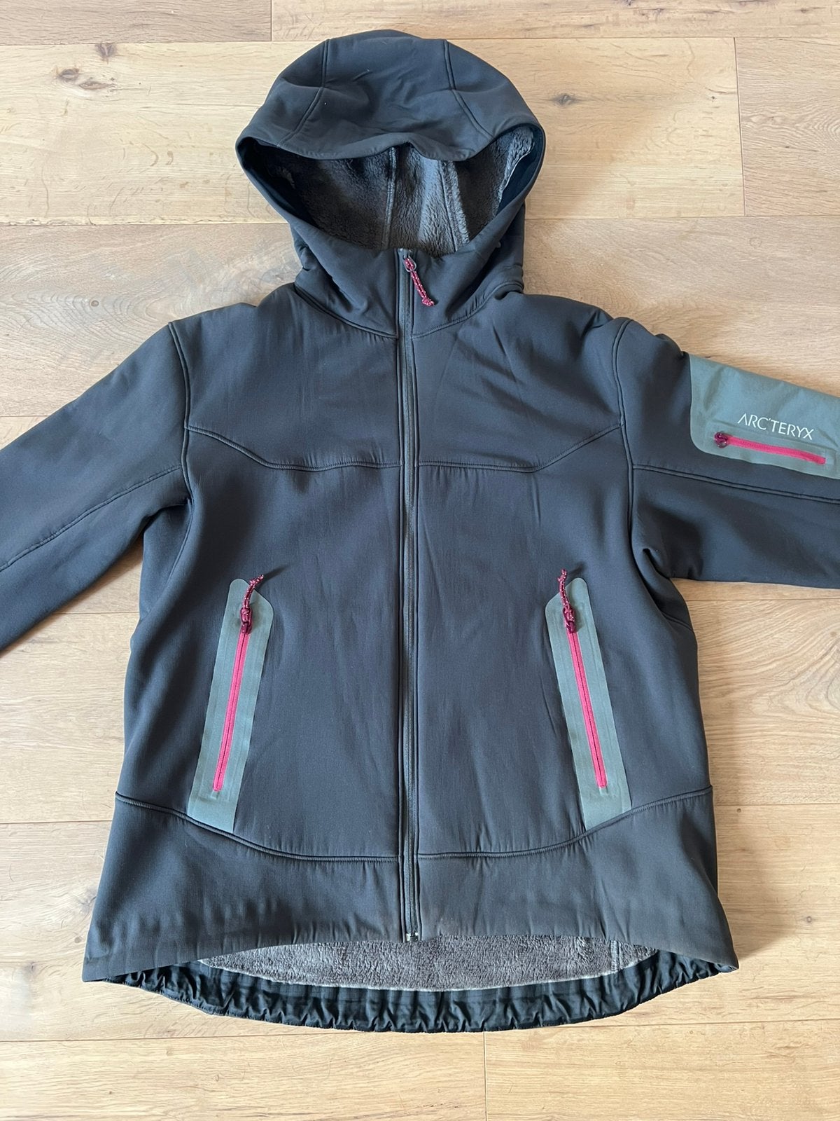Zelden gedragen softshell jas van Arcteryx.   Maat 42, Ophalen of Verzenden, Zo goed als nieuw, Maat 42/44 (L), Grijs