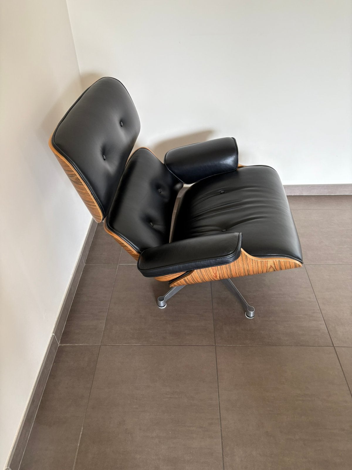 Replica Vitra Lounge Chair Nero + voetenbankje, Ophalen, Gebruikt, 75 tot 100 cm, Modern