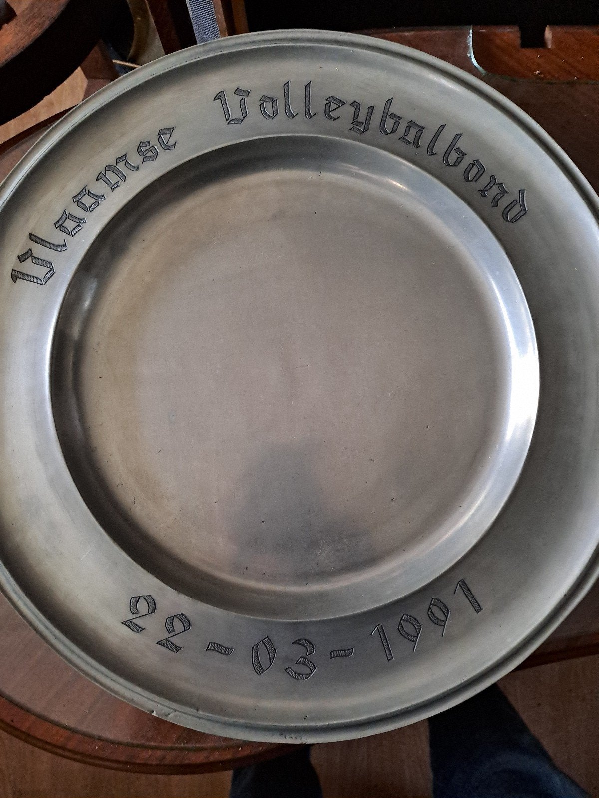 Zwaar tinnen bord Vlaamse Volleybalbond, Antiquités & Art, Antiquités | Étain, Enlèvement ou Envoi