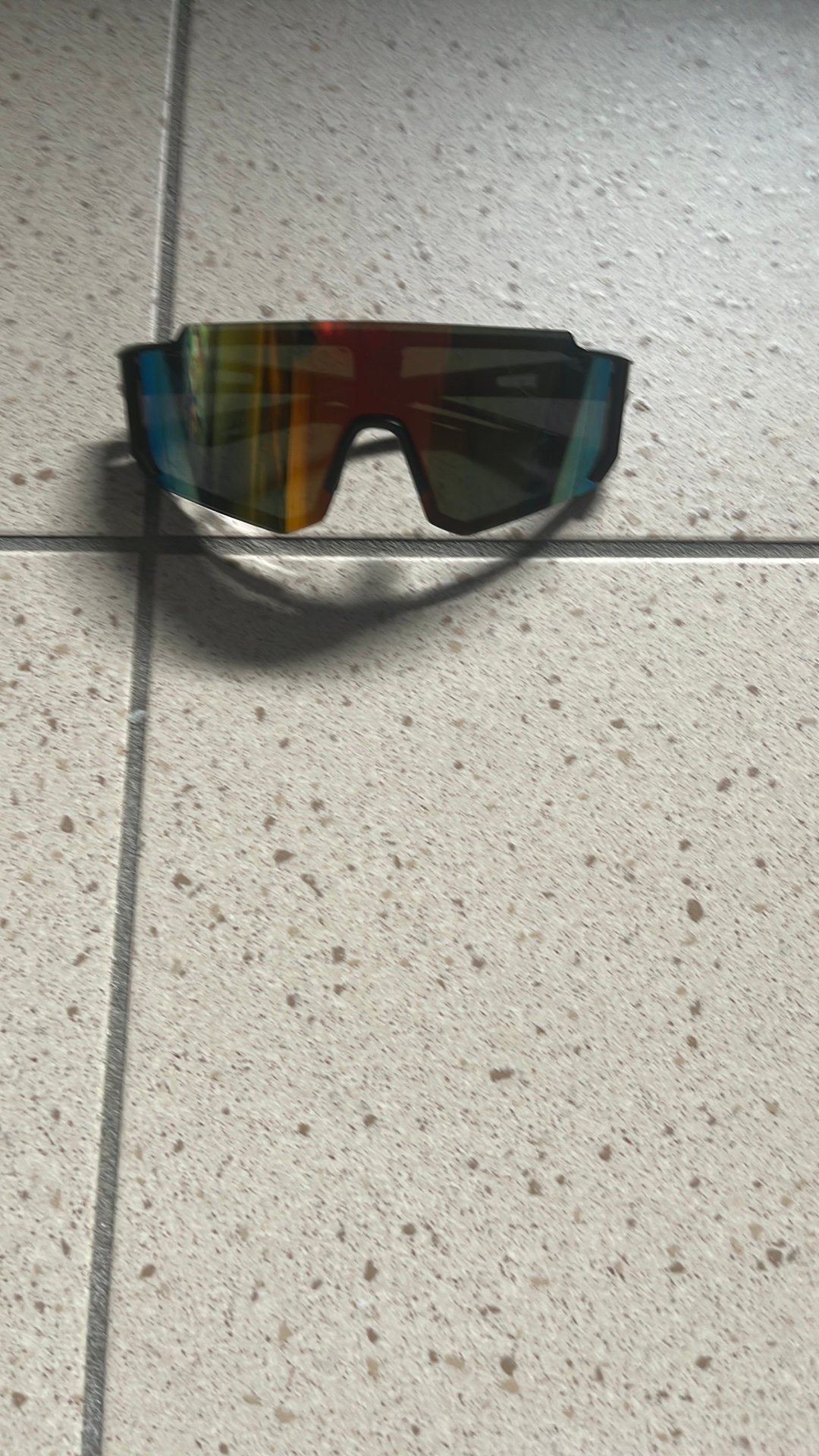 Zonnebril sportief – kleurrijke spiegelglazen, Handtassen en Accessoires, Zonnebrillen en Brillen | Heren, Ophalen of Verzenden