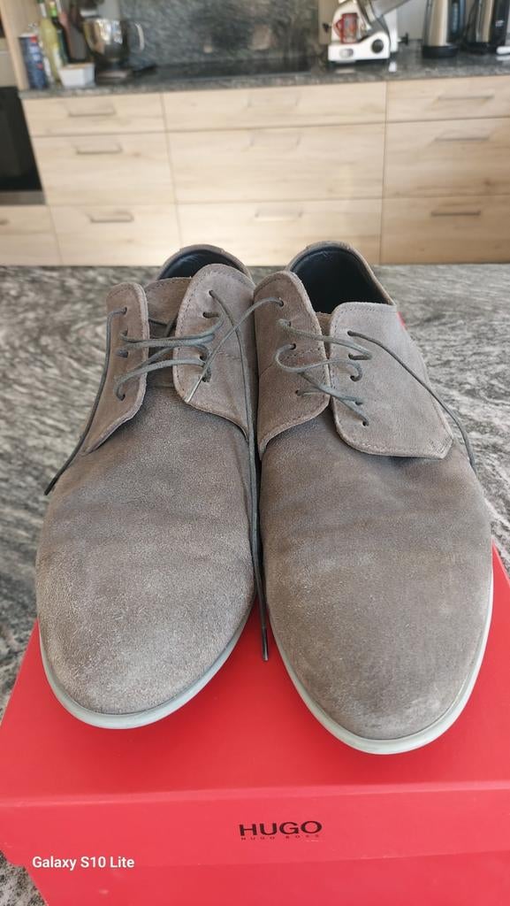 Chaussure en daim hugo boss en super état pointure 40/41, Kleding | Heren, Schoenen, Overige kleuren, Ophalen of Verzenden, Zo goed als nieuw