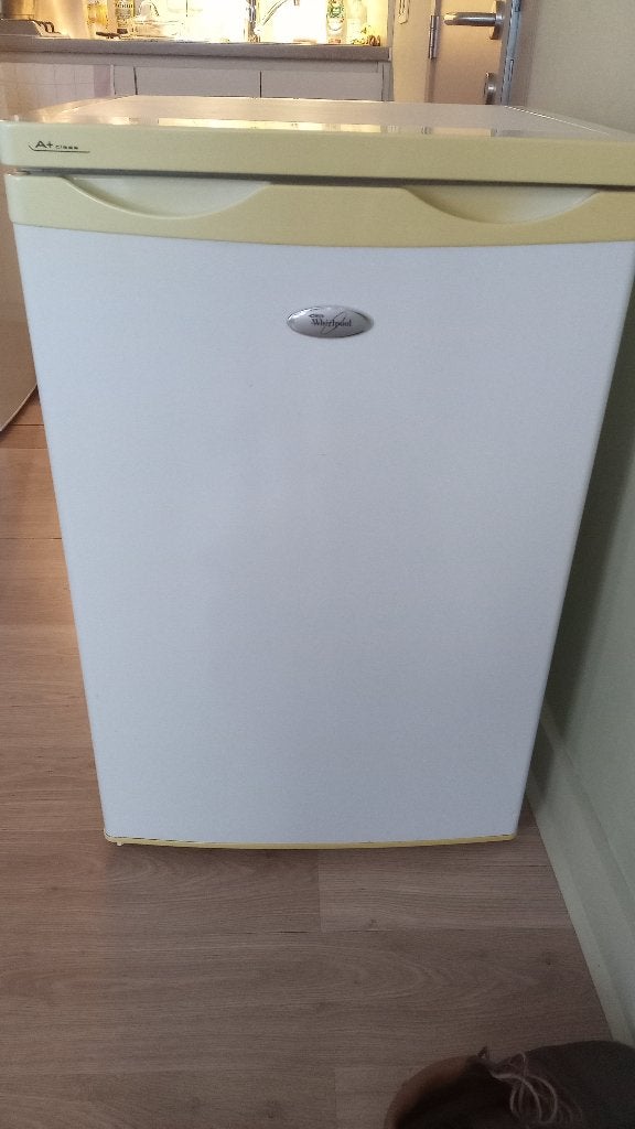 Frigo met vriesvak - Tafelmodel - Whirlpool, Elektronische apparatuur, Gebruikt, 75 tot 100 liter, 45 tot 60 cm, Met vriesvak
