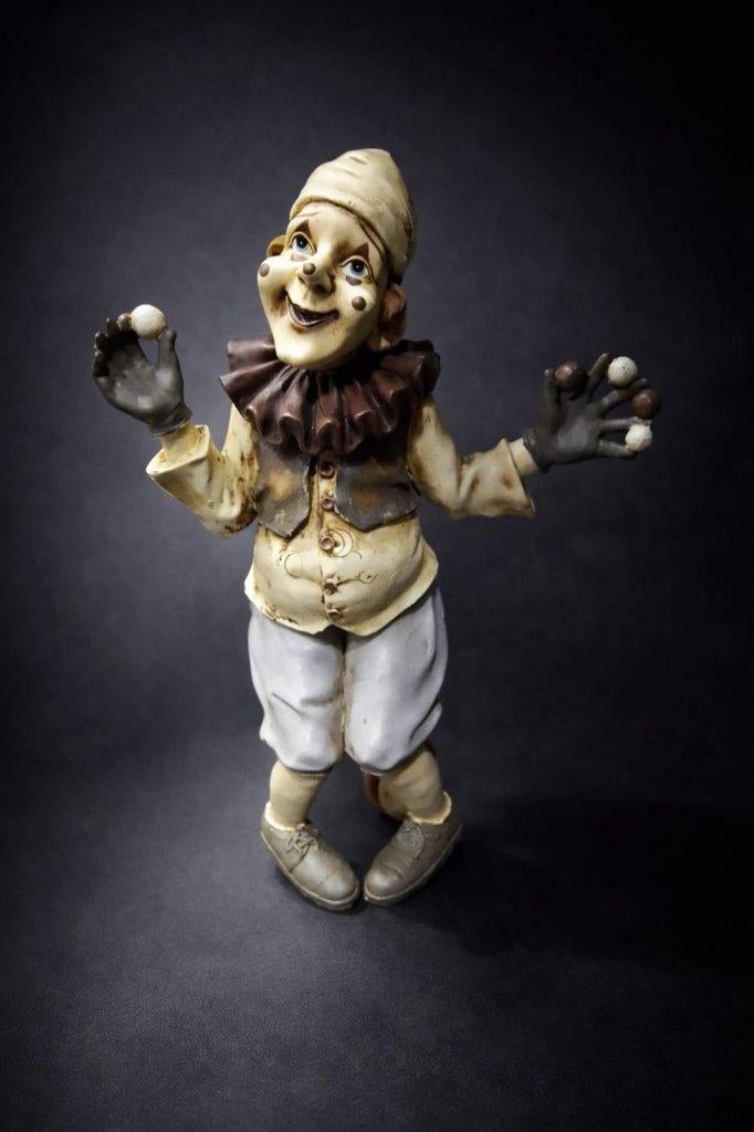 Vintage jongleerende clownfiguur, gemaakt van hars, Ophalen of Verzenden, Zo goed als nieuw, Mens