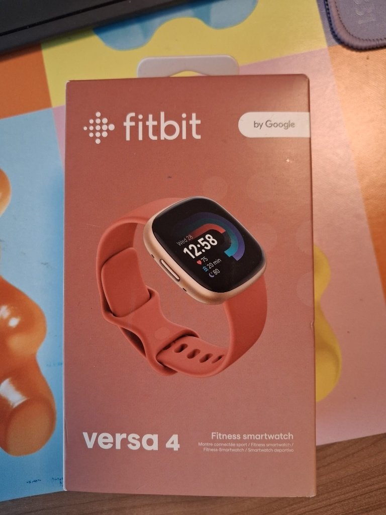 smartwatch fitbit versa 4, Handtassen en Accessoires, Smartwatches, Ophalen, Zo goed als nieuw, Fitbit, Waterdicht