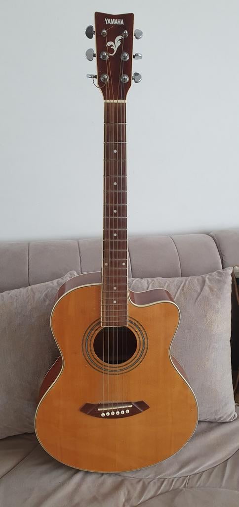Guitar yamaha, Musique & Instruments, Instruments à corde | Guitares | Acoustiques, Enlèvement