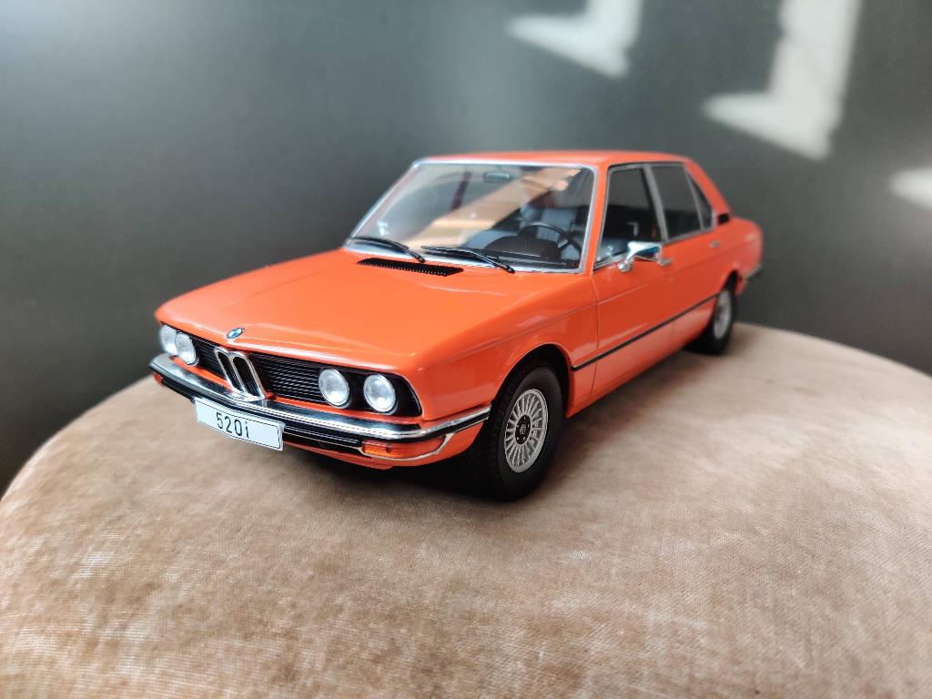 BMW 520i (E12) 1974 MCG 1/18e neuve, en boîte., Enlèvement ou Envoi, Neuf, Voiture, Autres marques