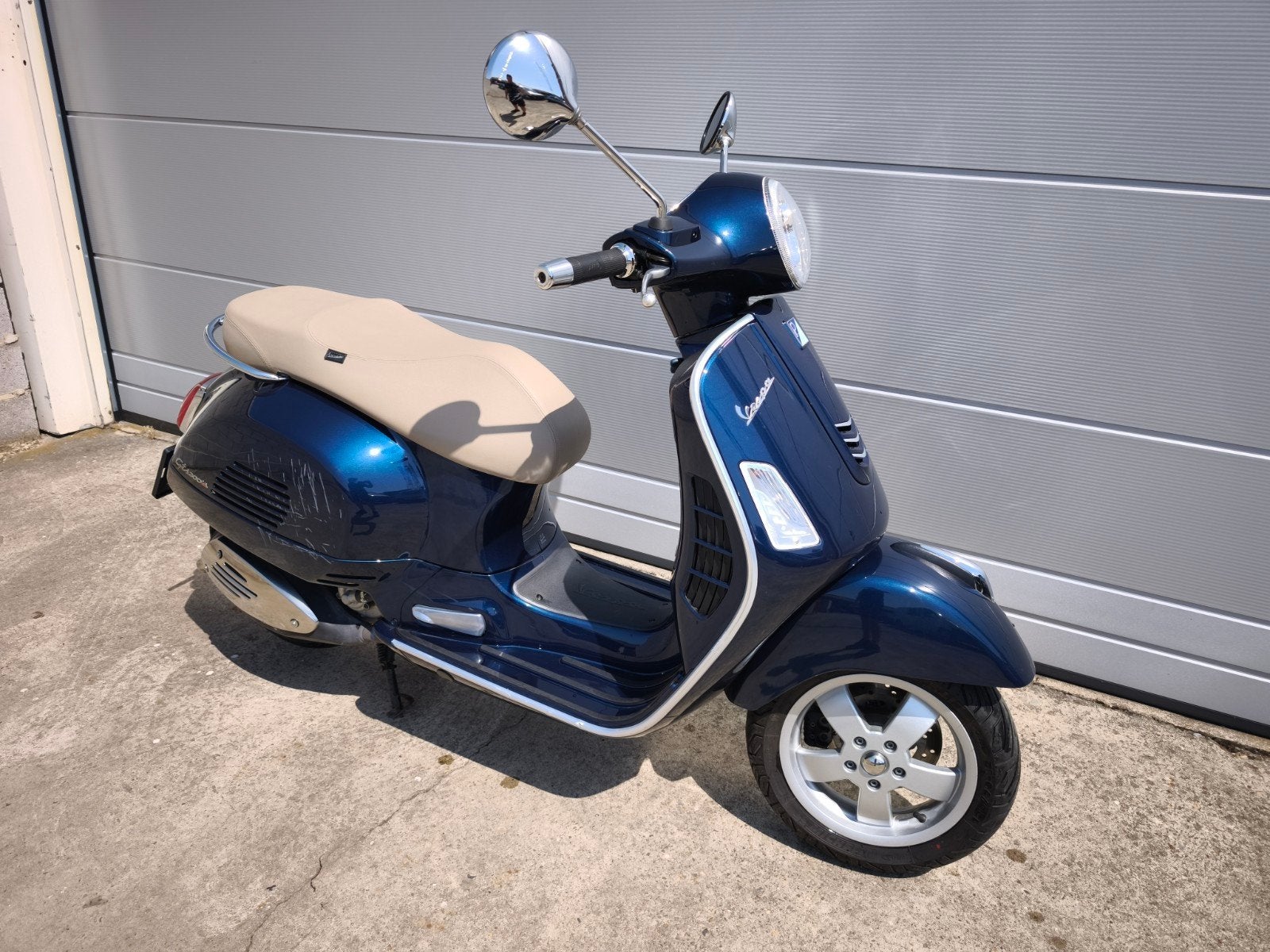 Vespa GTS 300ie légèrement accidentée, Motos, Scooter, Particulier, 12 à 35 kW