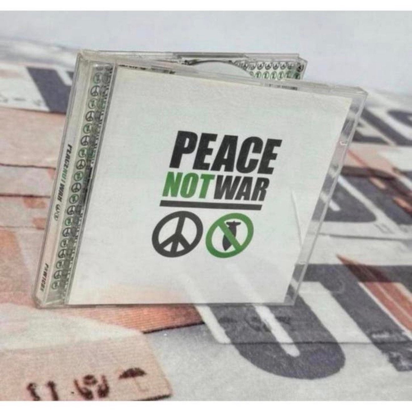 Peace Not War - Coffret de 2 CDs cd - Album 2003 UK various, CD & DVD, CD | Rock, Comme neuf, Enlèvement ou Envoi