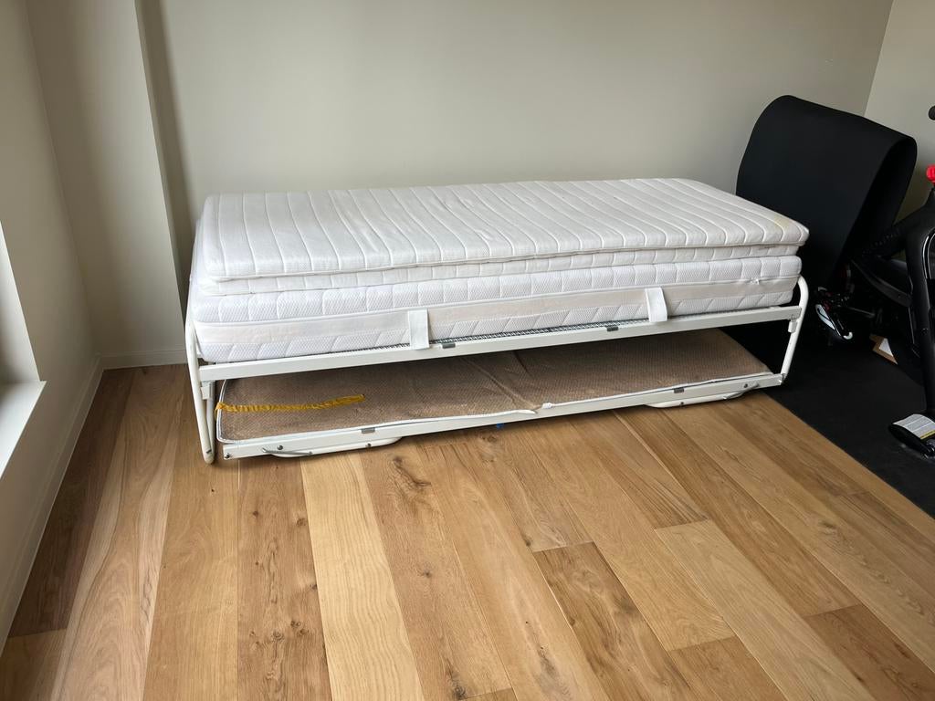 2 inklapbare logeerbedden met matrasbescherming, Huis en Inrichting, Ophalen, 90 cm, Eenpersoons, Wit