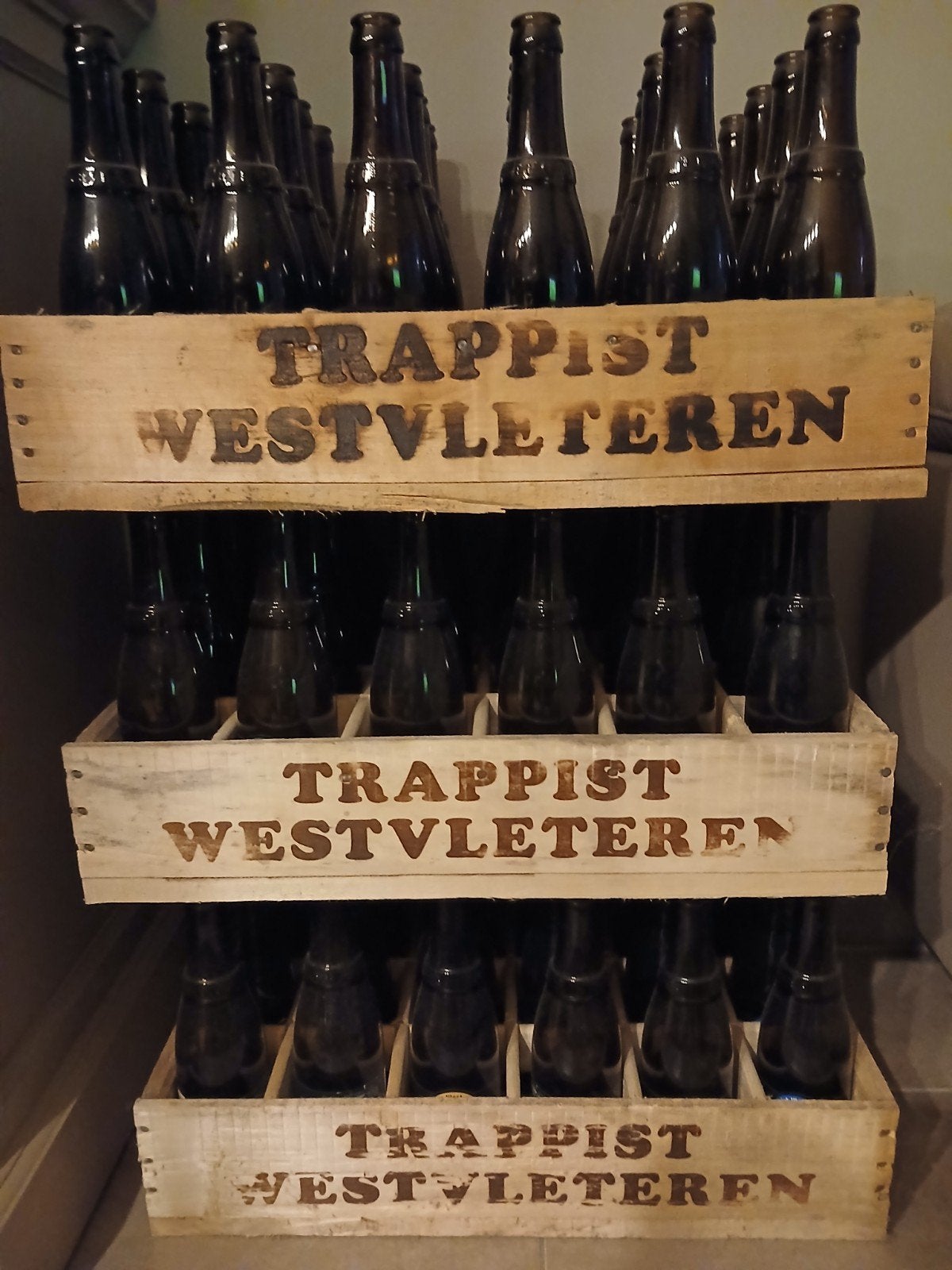 3 bakken met lege flesjes Westvleteren, Ophalen