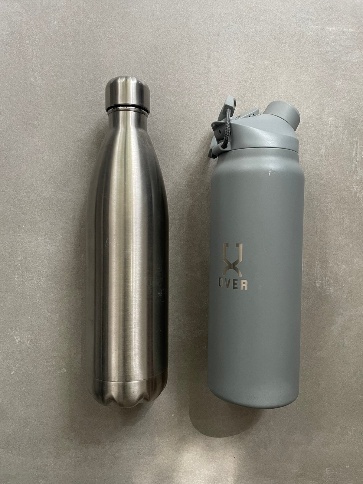 Lot de deux gourdes réutilisables : une en inox et une grise, Ophalen, Gebruikt