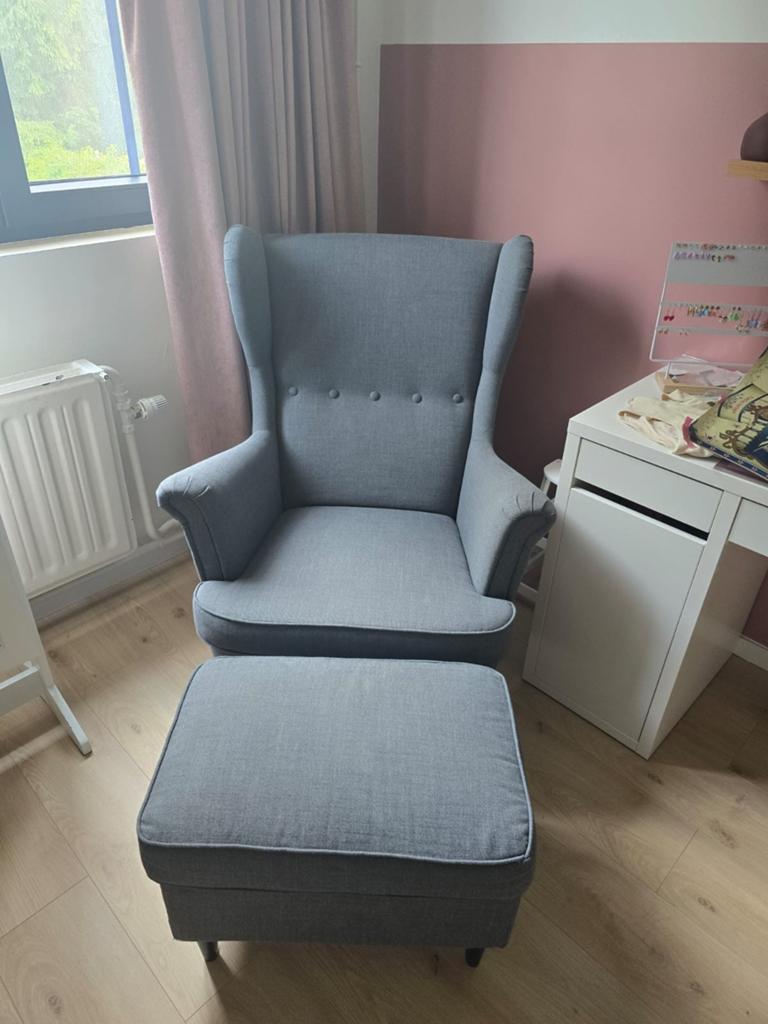 Ikea zetel STRANDMOM met voetenbankje, kleur grijs, Ophalen, Zo goed als nieuw, Stof
