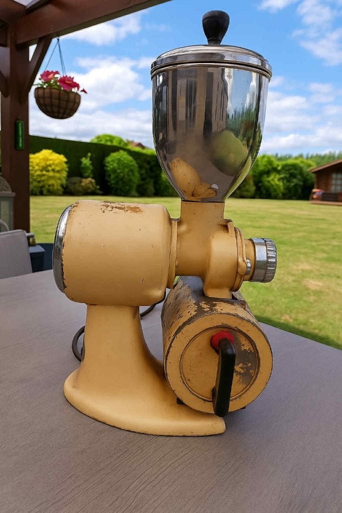 Industriële elektrische koffiemolen uit de Mokabon jaren '50, Ophalen