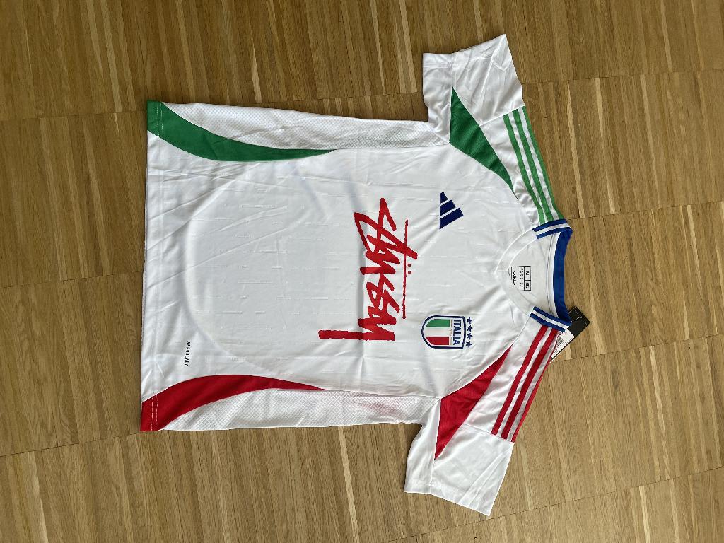 Maglia da calcio italiana Adidas Stussy, Kleding | Heren, T-shirts, Verzenden, Nieuw, Maat 48/50 (M), Adidas