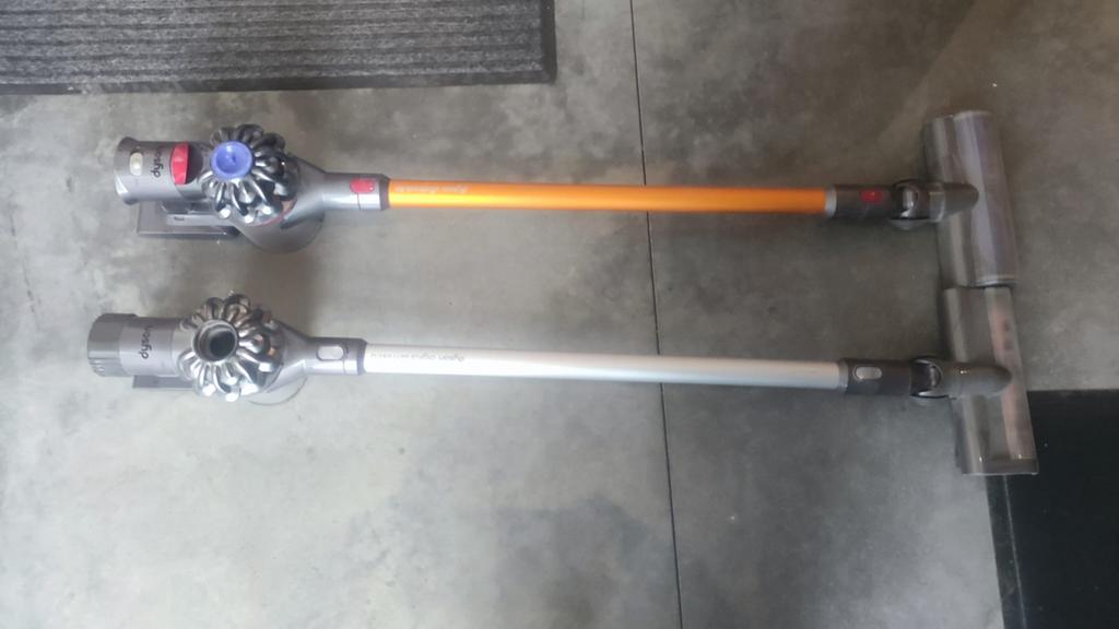 2x Dyson - V6 en V8 steelstofzuiger, Electroménager, Enlèvement ou Envoi, Utilisé, Réservoir, Aspirateur