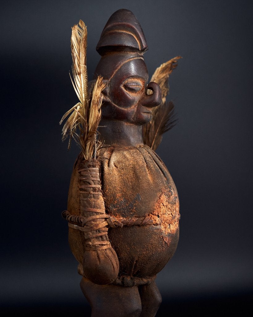 Oud Buti-krachtfiguur met veren – Yaka - Kongo - 33 cm, Afrika, 33 cm, Beeld, Ophalen