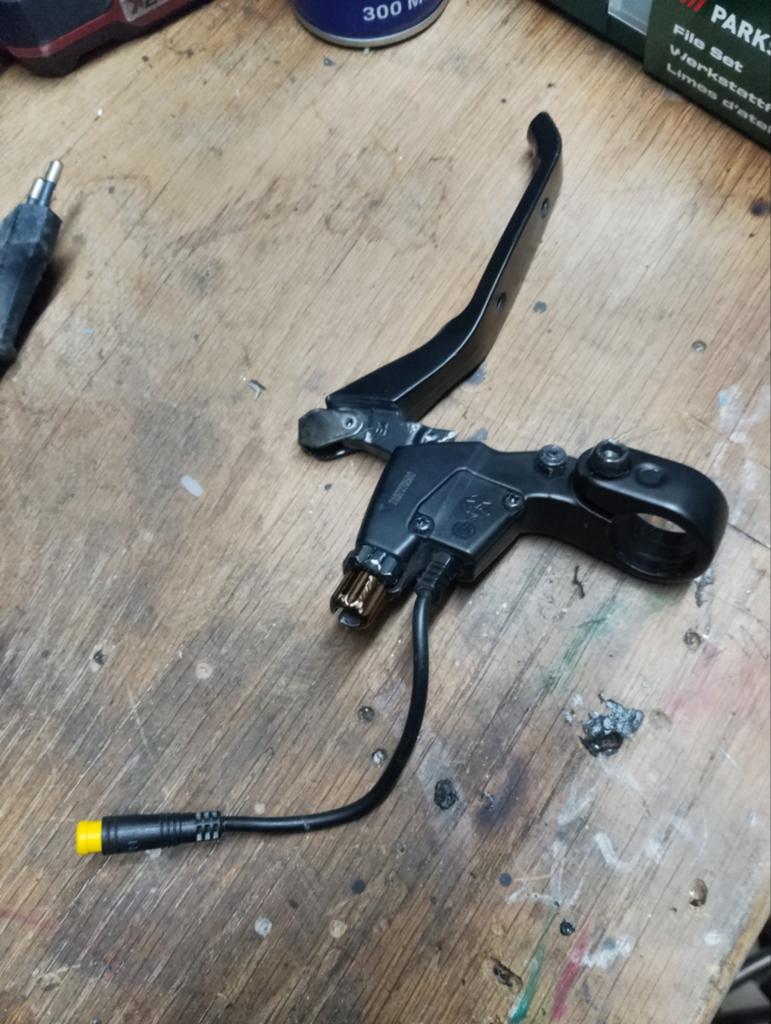 JE CHERCHE UN LEVIER DE FREIN AVEC UN CAPTEUR BAFANG., Enlèvement