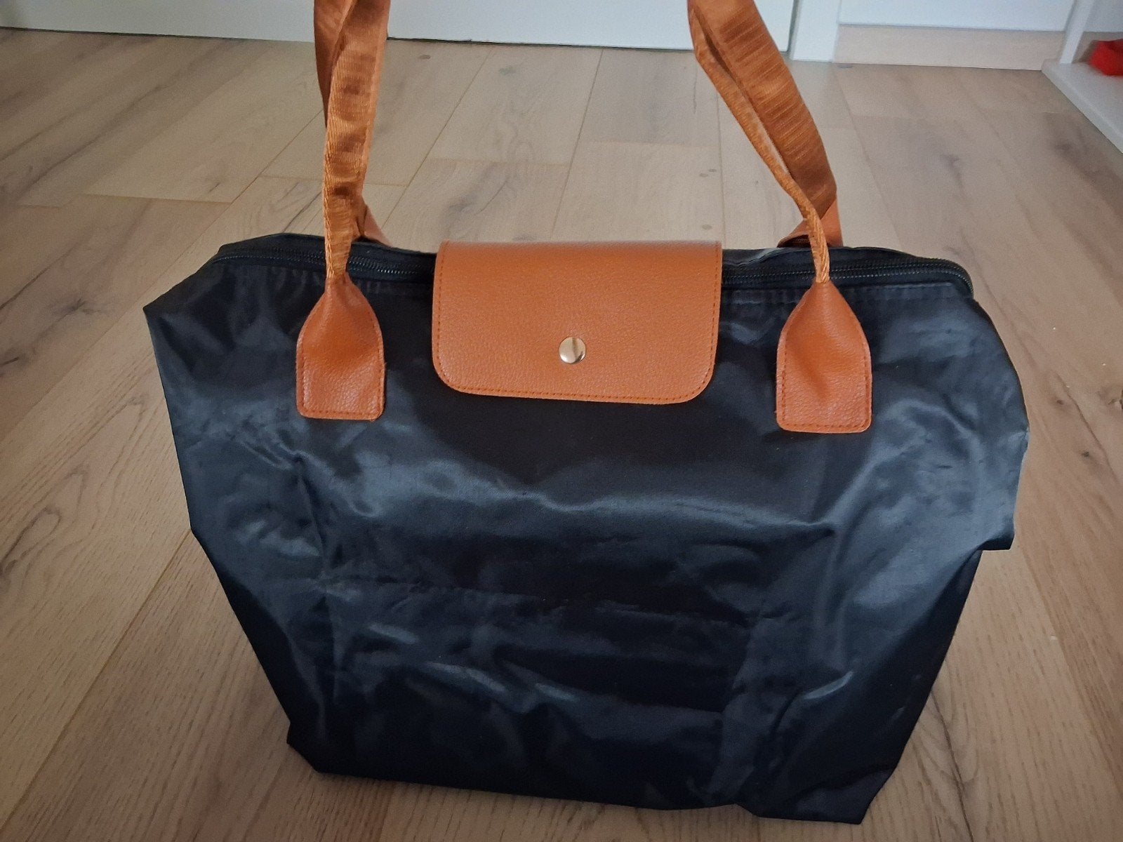 Zwarte handtas met bruine details – Longchamp stijl, Verzenden, Zo goed als nieuw, Zwart, Handtas