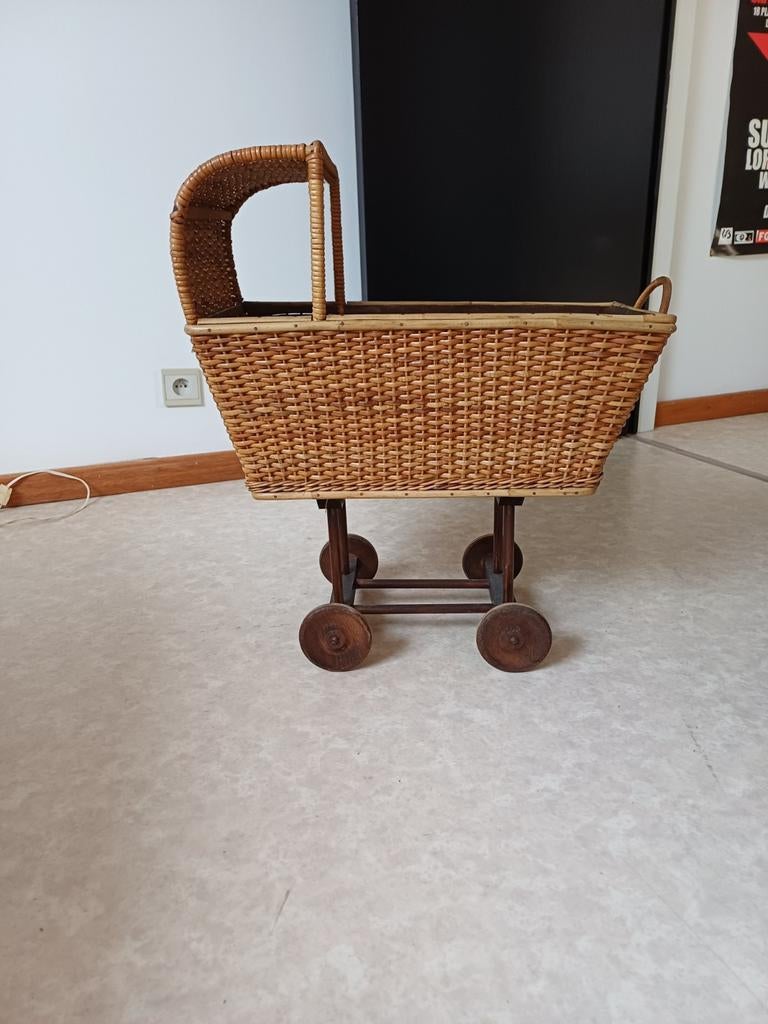 Vintage poussette poupée rotin, Enfants & Bébés, Jouets | Poupées, Enlèvement