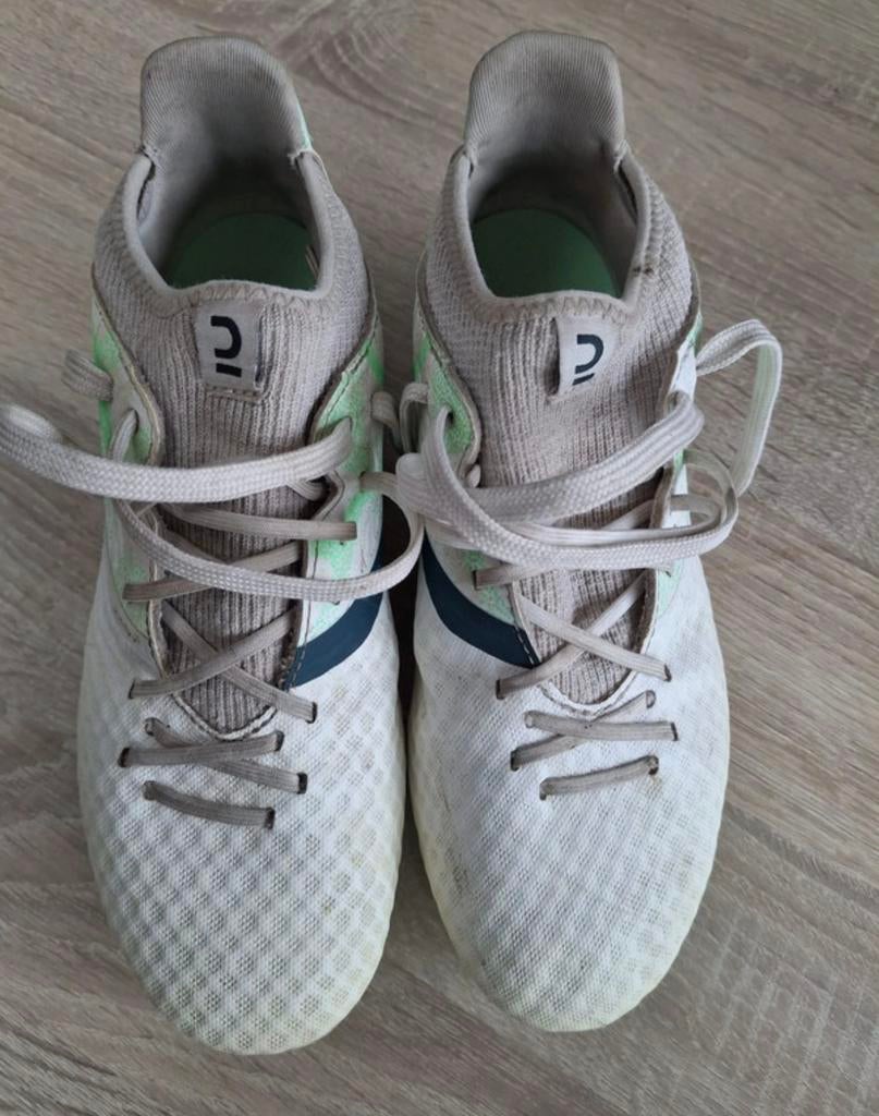 Kipsta Viralto III FG junior voetbalschoenen, Sport en Fitness, Ophalen, Zo goed als nieuw