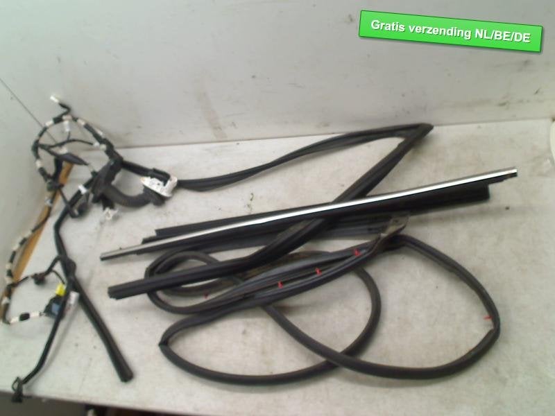 PORTIERRUBBER LINKS VOOR lijsten Toyota C-HR (X1,X5), Auto-onderdelen, Overige Auto-onderdelen, Gebruikt, Kundenbetreuung@toyota.de
