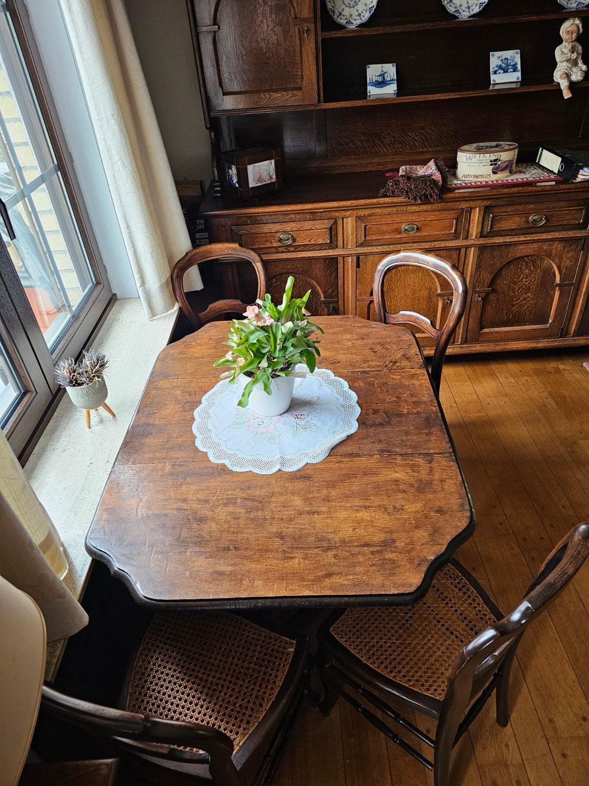 Antieke tafel met bijhorende stoelen, Ophalen, Antiek