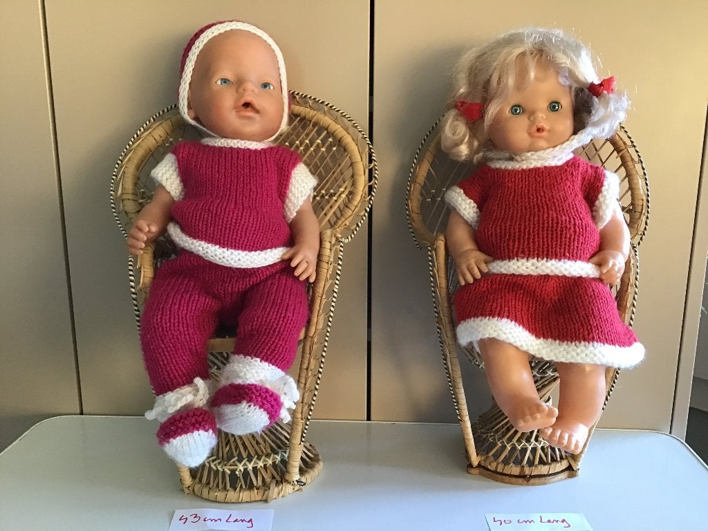 2 belles poupées avec des vêtements tricotés, Enlèvement ou Envoi, Comme neuf, Poupée