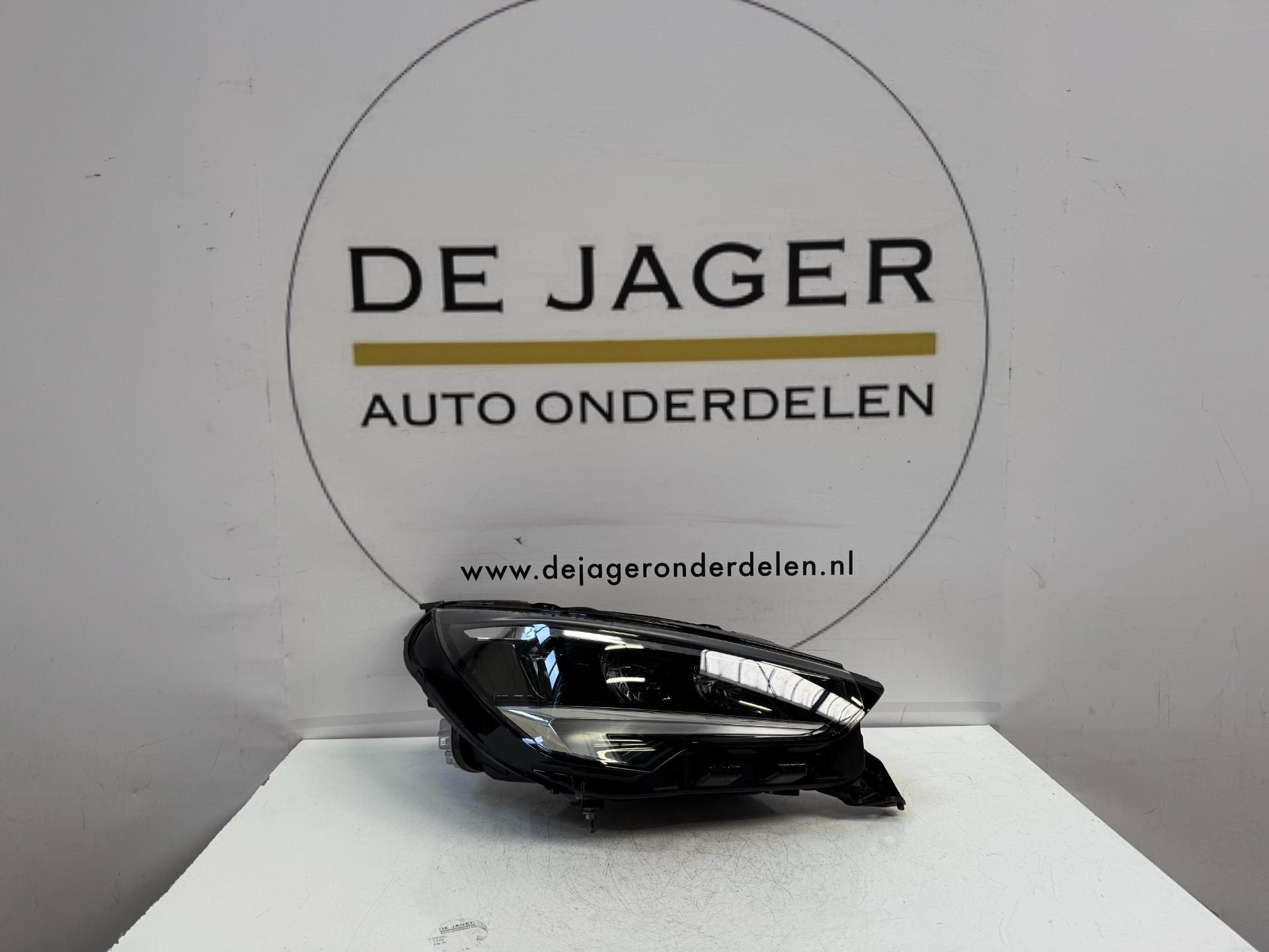 Phare avant droit LED pour OPEL CORSA F (2019- 9829522580), Opel Automobile GmbH, Opel, Bahnhofsplatz 1
65423  Russelsheim am Main, DE