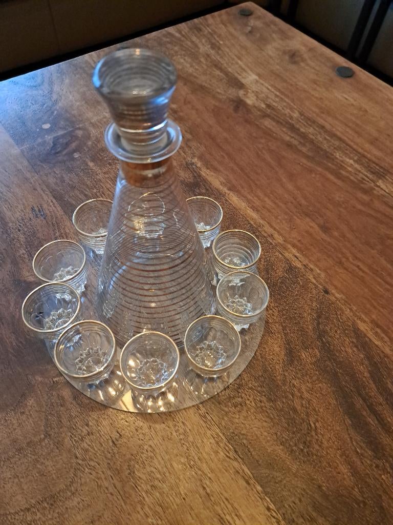 Oude karaf met 10 glaasjes, Ophalen