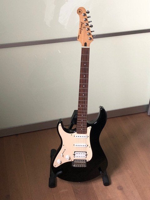 Linkshandige Yamaha, Muziek en Instrumenten, Gebruikt, Met versterker, Solid body, Ophalen