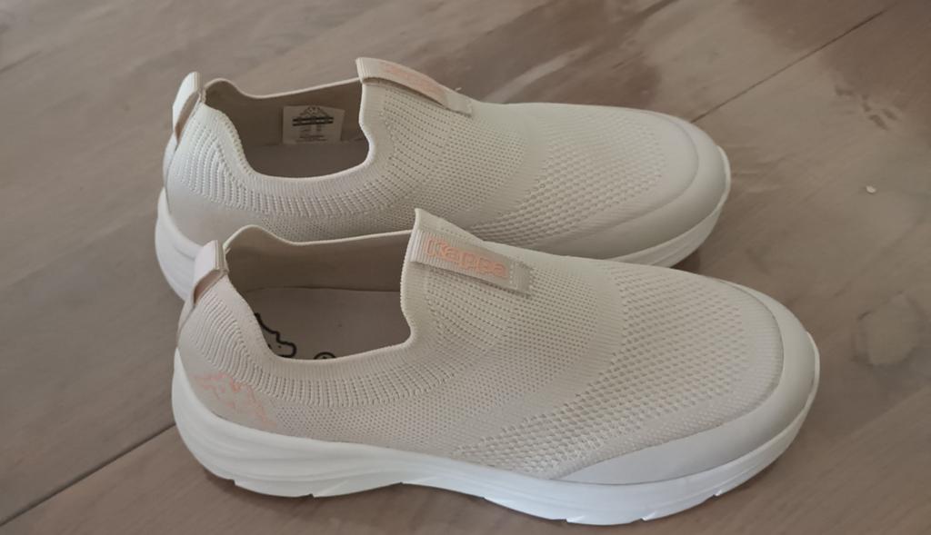 Zeer lichte Kappa schoenen, Ophalen